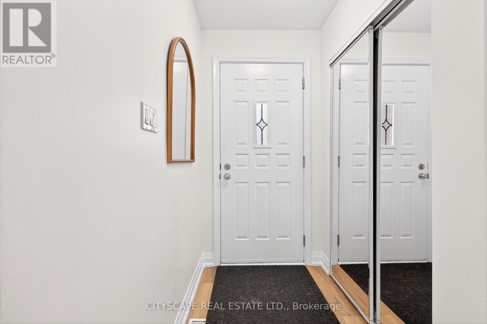 218 Fairfax Place, Burlington, Ontario  L7L 4S8 - Photo 3 - W12828268