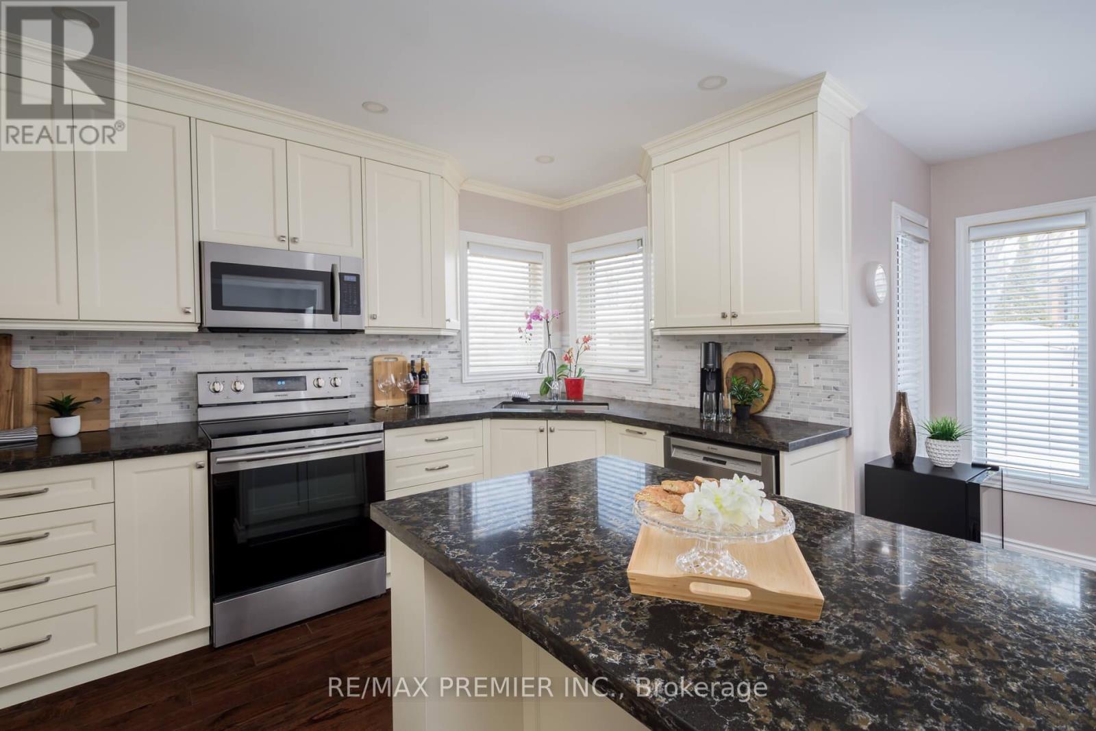 35 Cachet Hill Crescent, Vaughan, Ontario  L4H 1S6 - Photo 18 - N12829098