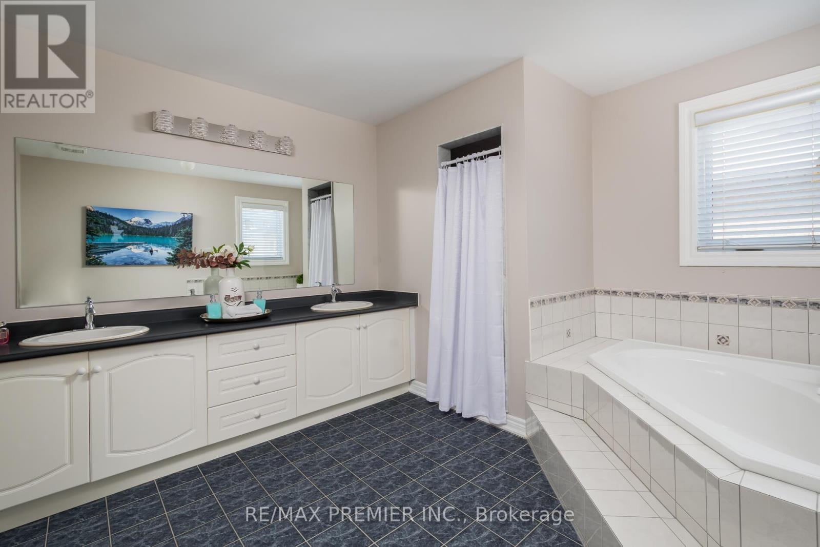 35 Cachet Hill Crescent, Vaughan, Ontario  L4H 1S6 - Photo 30 - N12829098