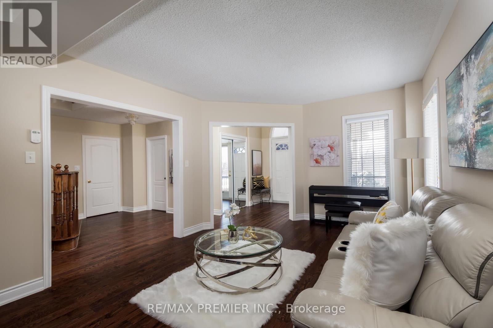 35 Cachet Hill Crescent, Vaughan, Ontario  L4H 1S6 - Photo 7 - N12829098