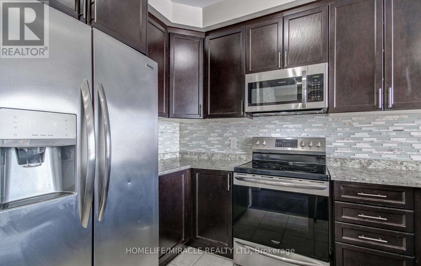 30 Davenfield Circle, Brampton, Ontario  L6P 4M2 - Photo 11 - W12829124