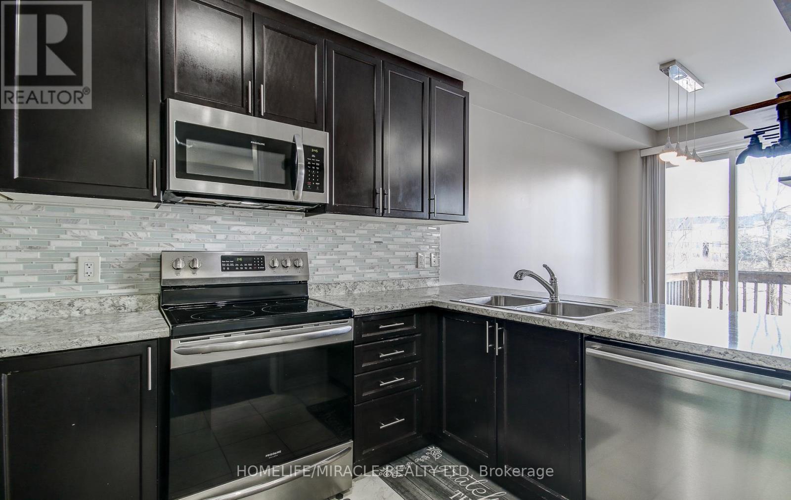 30 Davenfield Circle, Brampton, Ontario  L6P 4M2 - Photo 12 - W12829124