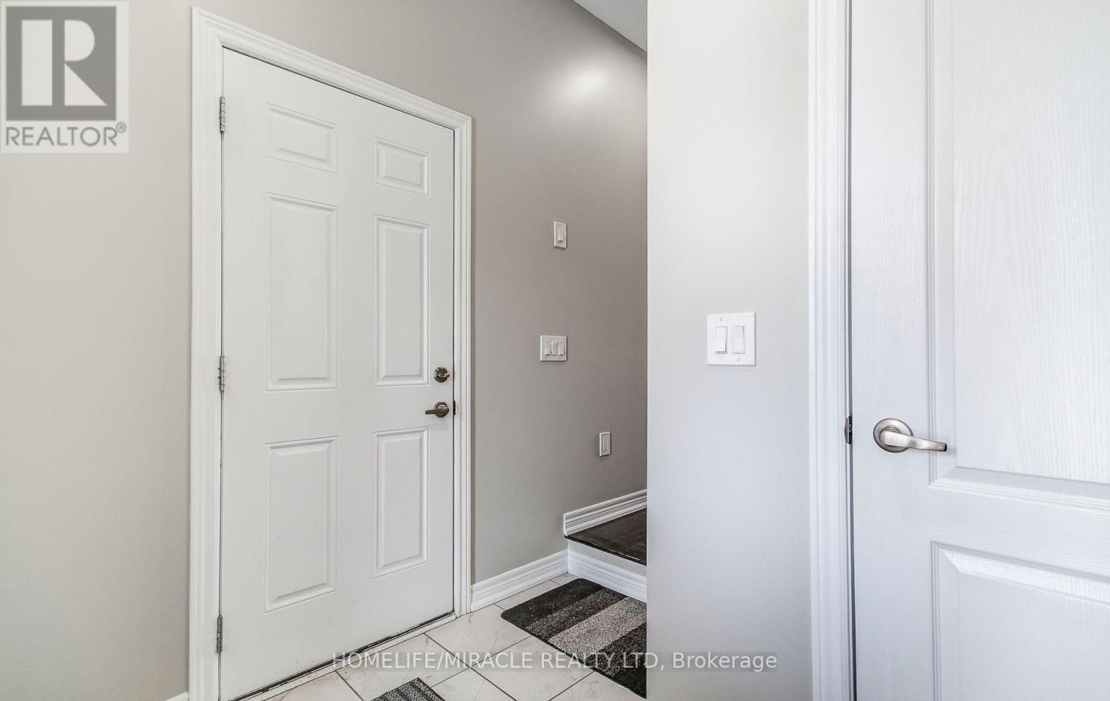 30 Davenfield Circle, Brampton, Ontario  L6P 4M2 - Photo 8 - W12829124