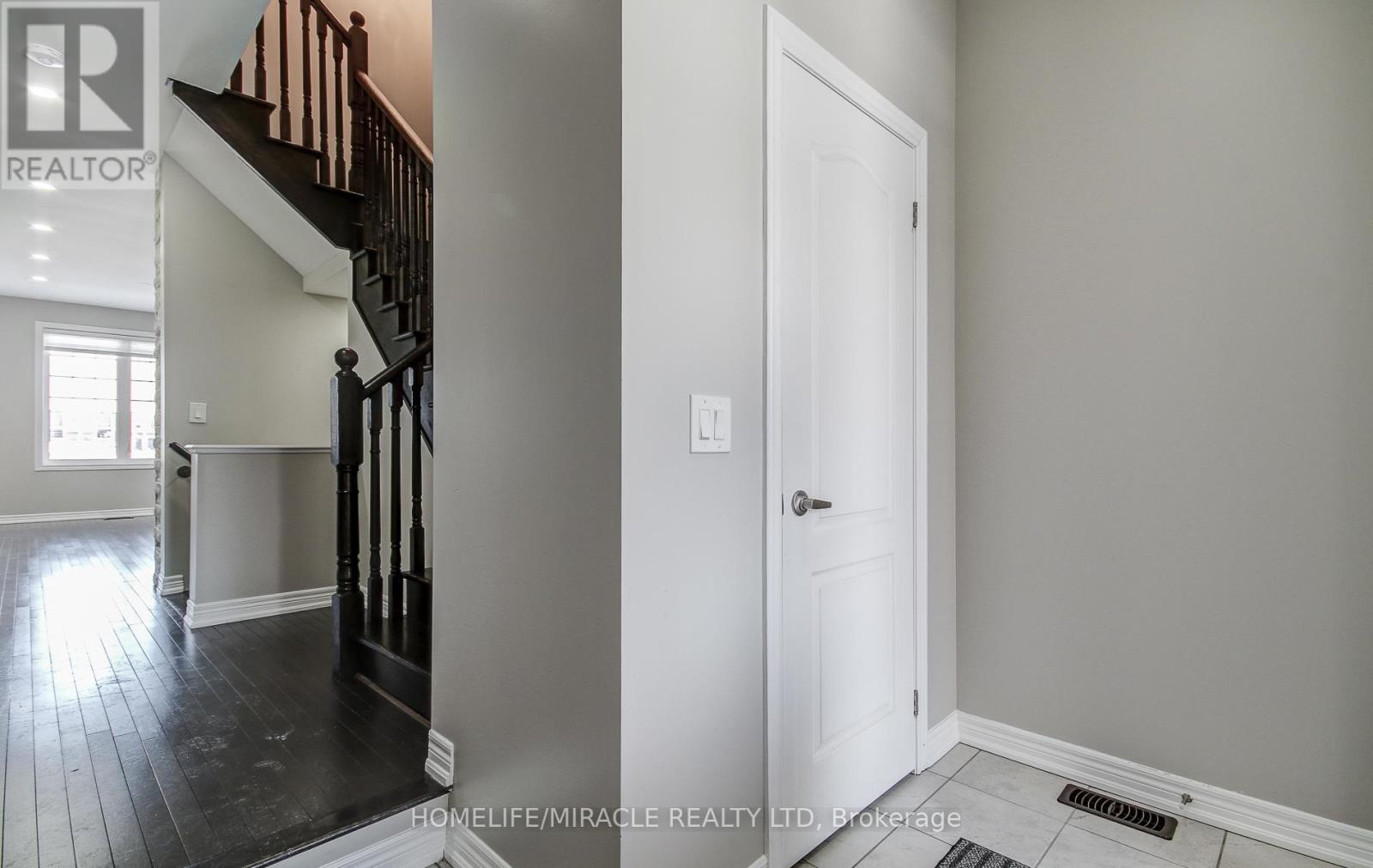 30 Davenfield Circle, Brampton, Ontario  L6P 4M2 - Photo 9 - W12829124