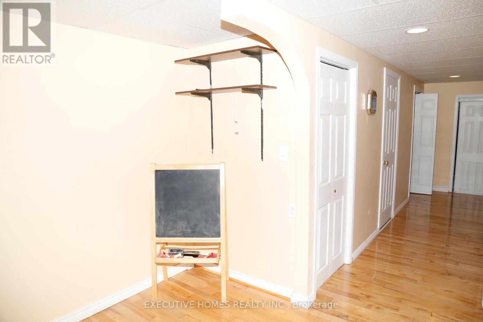 5705 Wells Place, Mississauga, Ontario  L5M 5T6 - Photo 10 - W12829174