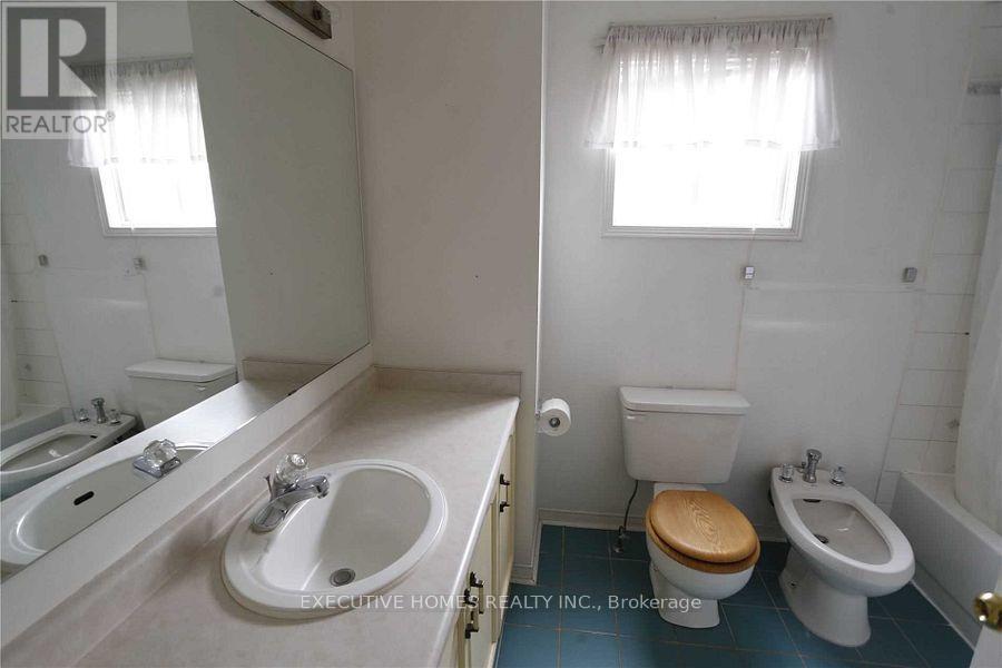 5705 Wells Place, Mississauga, Ontario  L5M 5T6 - Photo 15 - W12829174