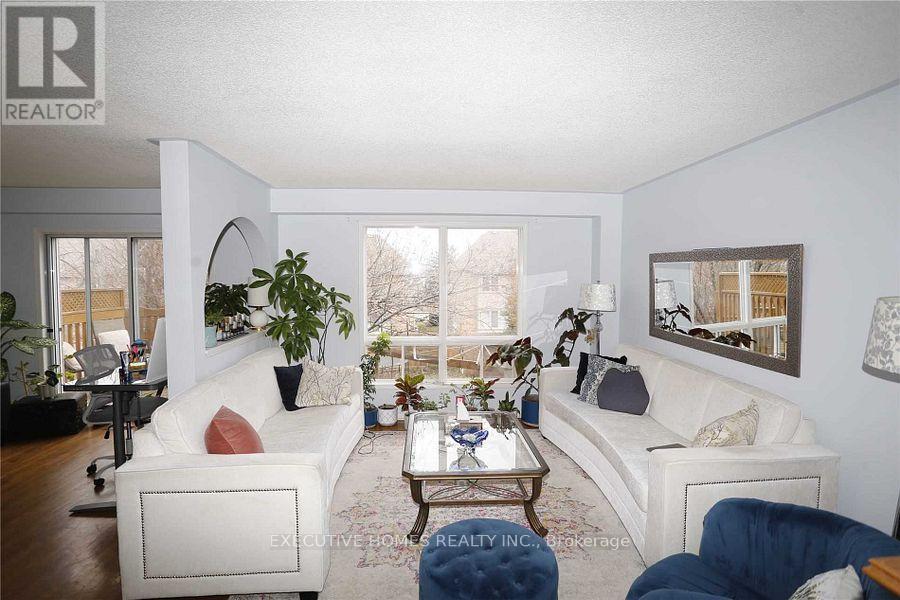 5705 Wells Place, Mississauga, Ontario  L5M 5T6 - Photo 4 - W12829174