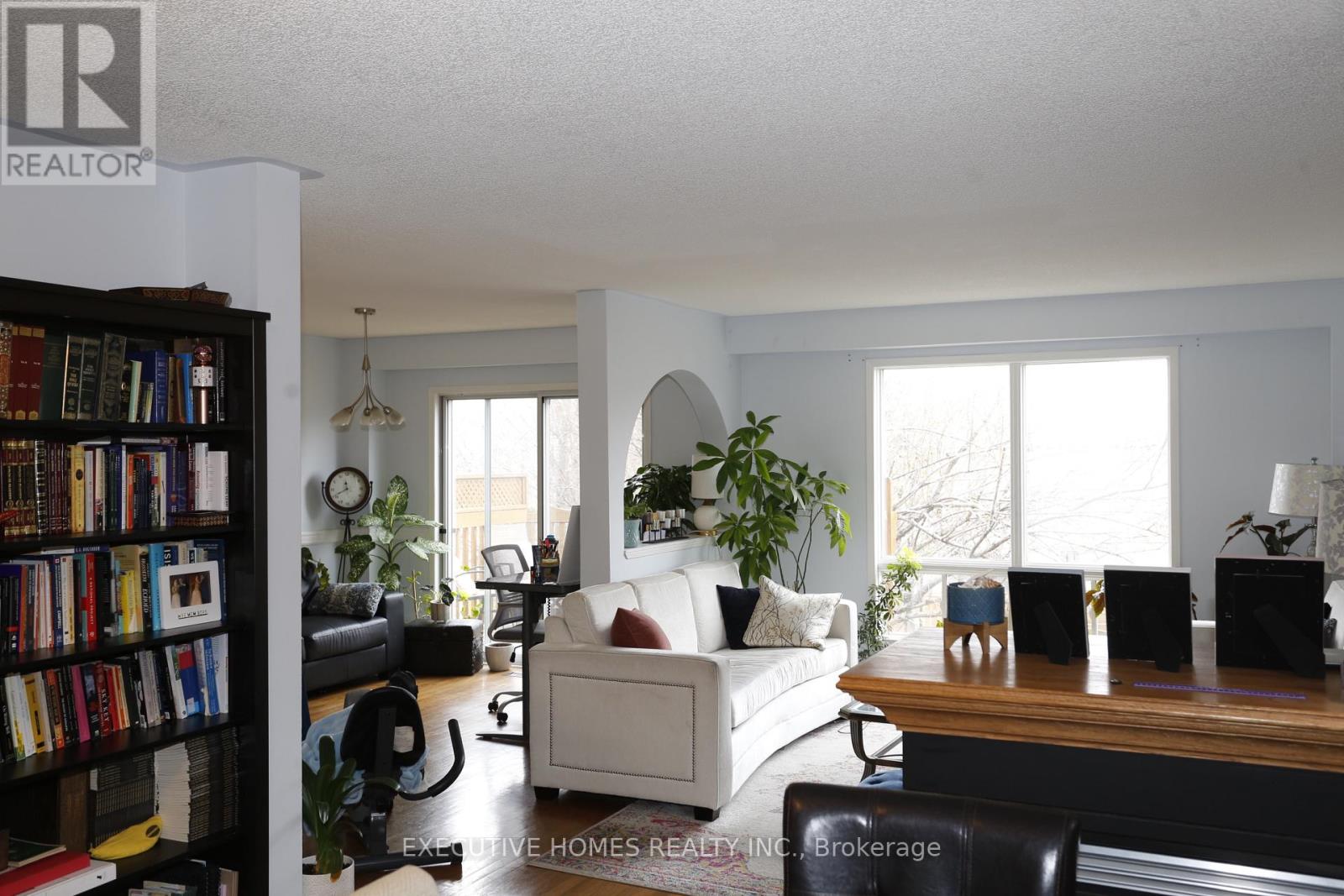 5705 Wells Place, Mississauga, Ontario  L5M 5T6 - Photo 5 - W12829174