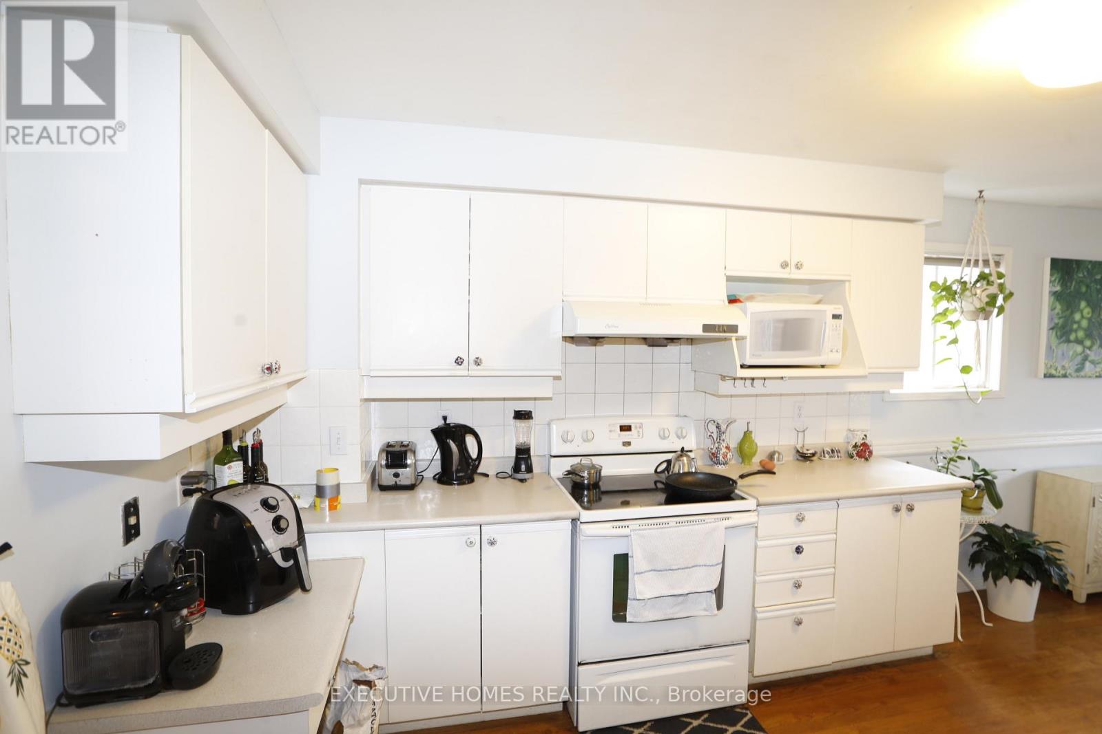 5705 Wells Place, Mississauga, Ontario  L5M 5T6 - Photo 6 - W12829174