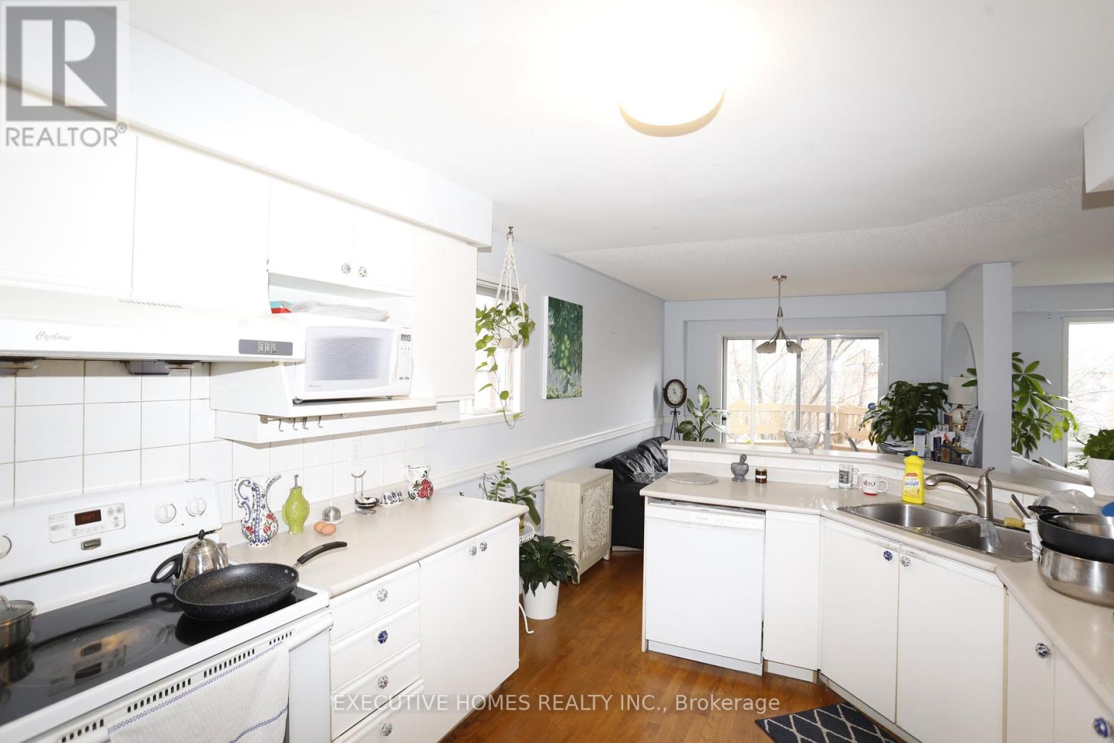 5705 Wells Place, Mississauga, Ontario  L5M 5T6 - Photo 8 - W12829174