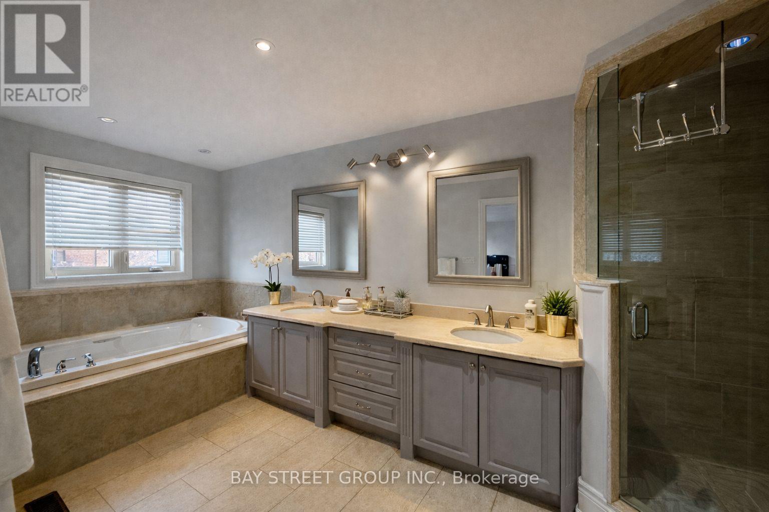 722 Gardner Avenue, Mississauga, Ontario  L5E 1A9 - Photo 12 - W12820924