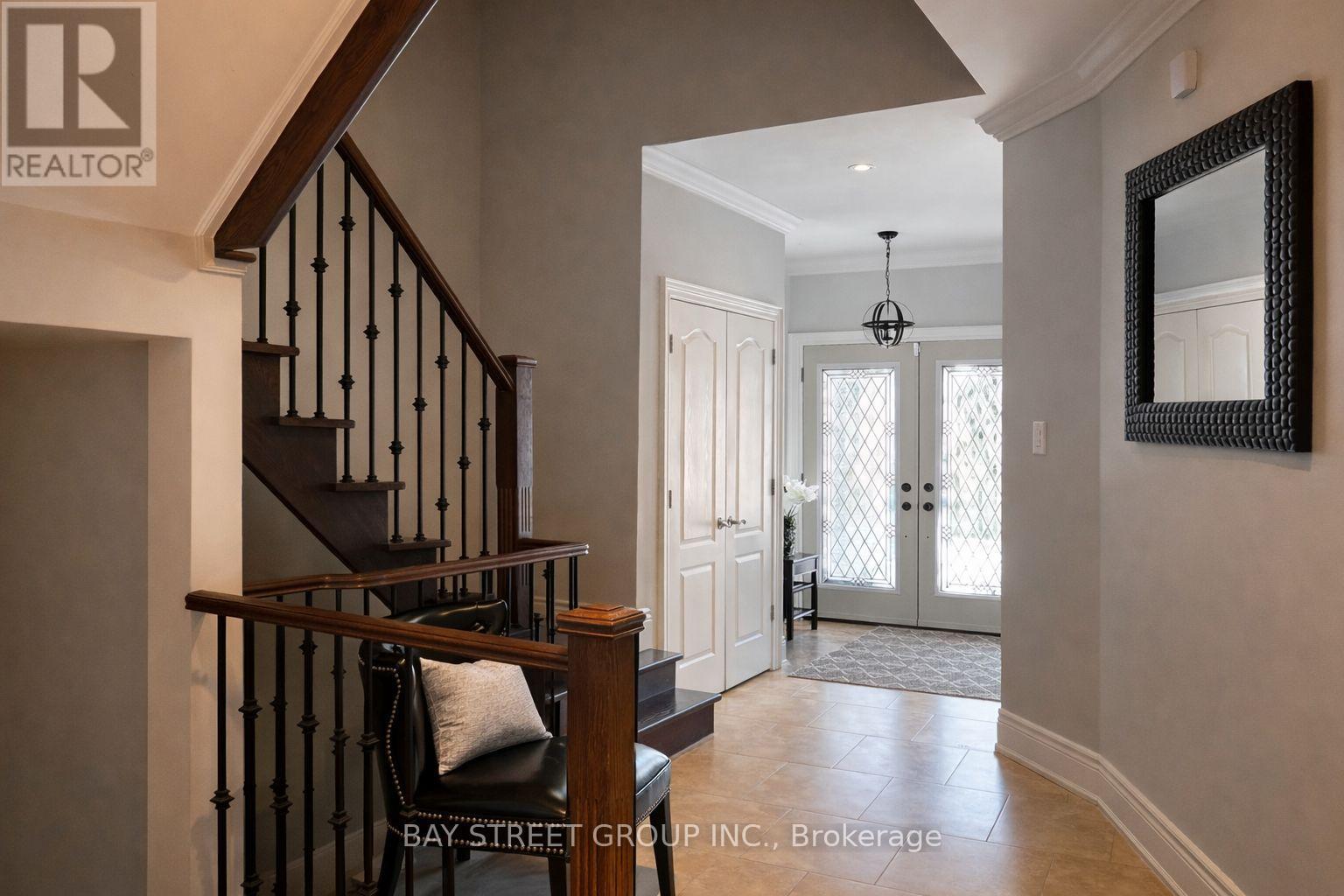 722 Gardner Avenue, Mississauga, Ontario  L5E 1A9 - Photo 3 - W12820924