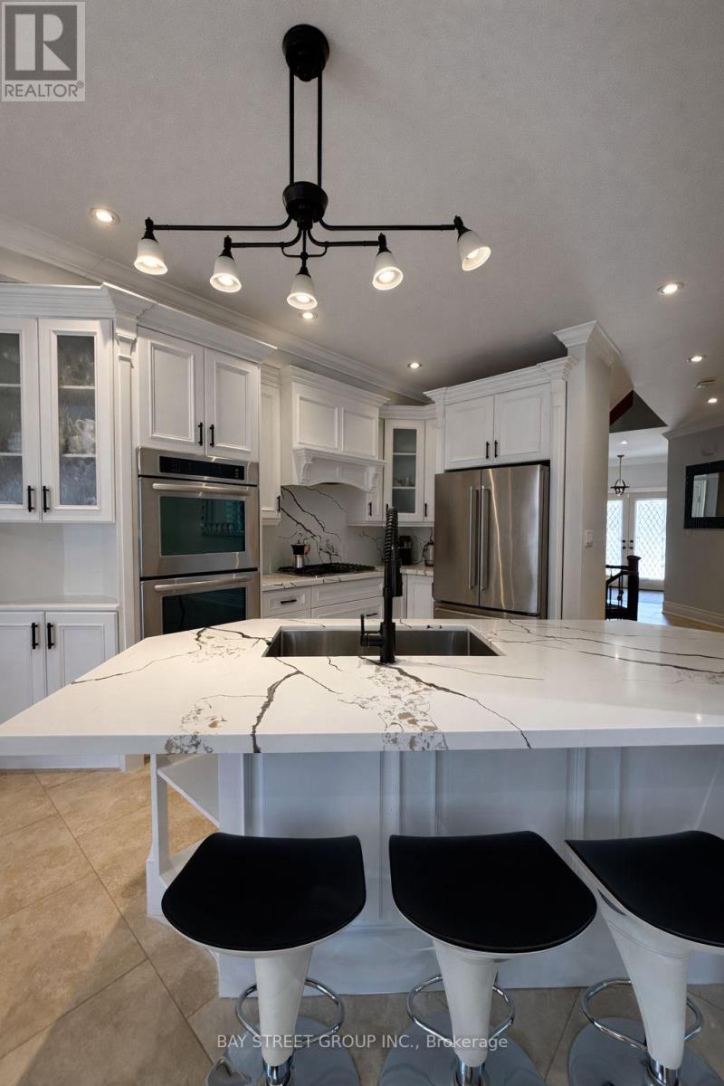 722 Gardner Avenue, Mississauga, Ontario  L5E 1A9 - Photo 8 - W12820924