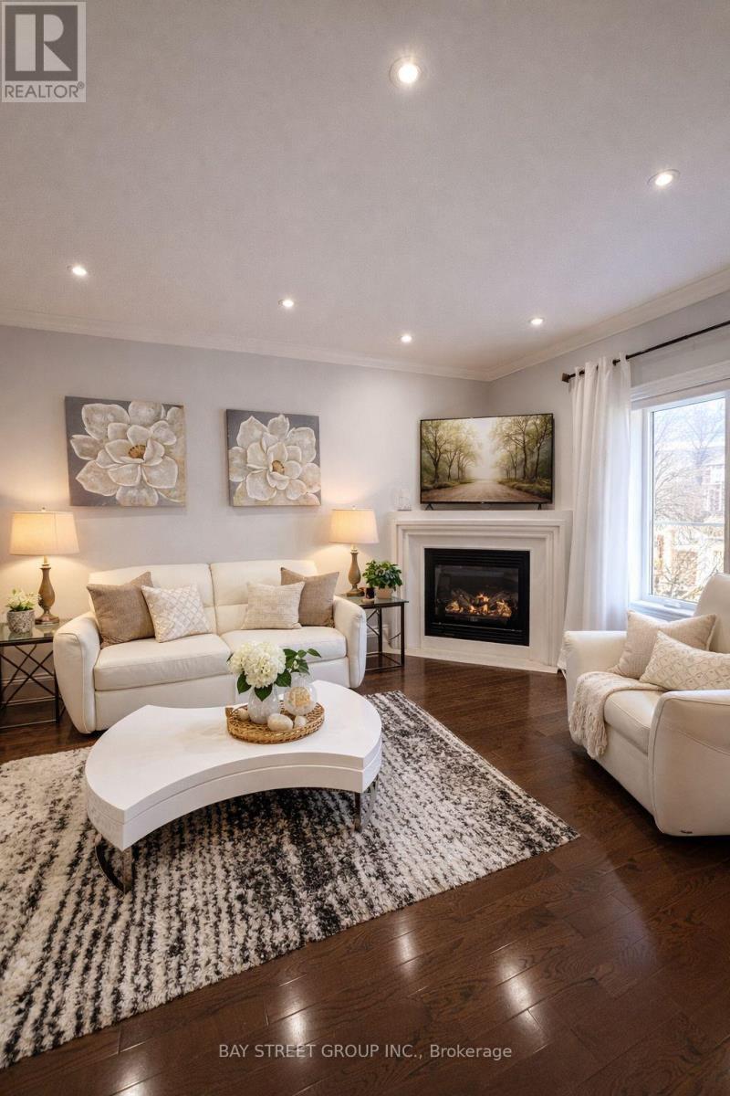 722 Gardner Avenue, Mississauga, Ontario  L5E 1A9 - Photo 5 - W12820924