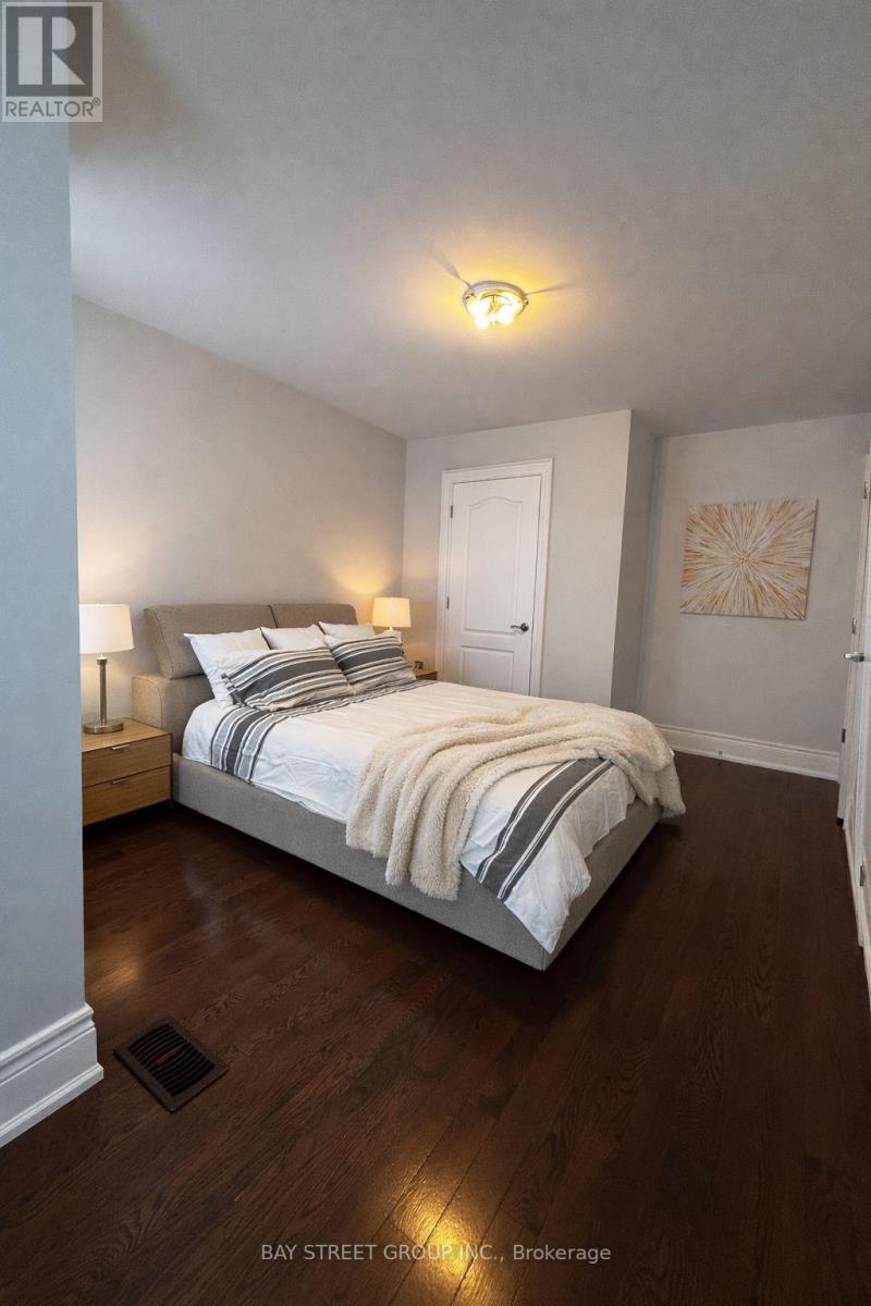 722 Gardner Avenue, Mississauga, Ontario  L5E 1A9 - Photo 13 - W12820924