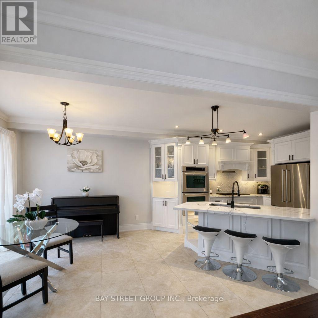 722 Gardner Avenue, Mississauga, Ontario  L5E 1A9 - Photo 7 - W12820924