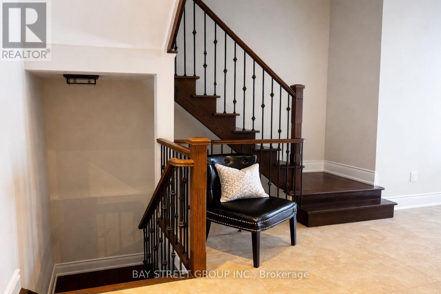 722 Gardner Avenue, Mississauga, Ontario  L5E 1A9 - Photo 4 - W12820924