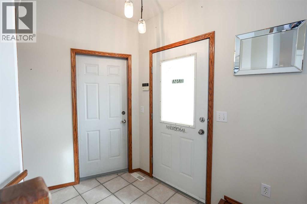 27 Falcon Crescent, Sylvan Lake, Alberta T4S 1Z2 - Photo 4 - A2286694