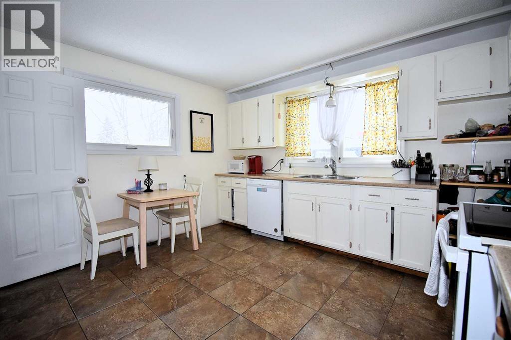 121 Chetamon Drive, Hinton, Alberta  T7V 1G1 - Photo 5 - A2269384