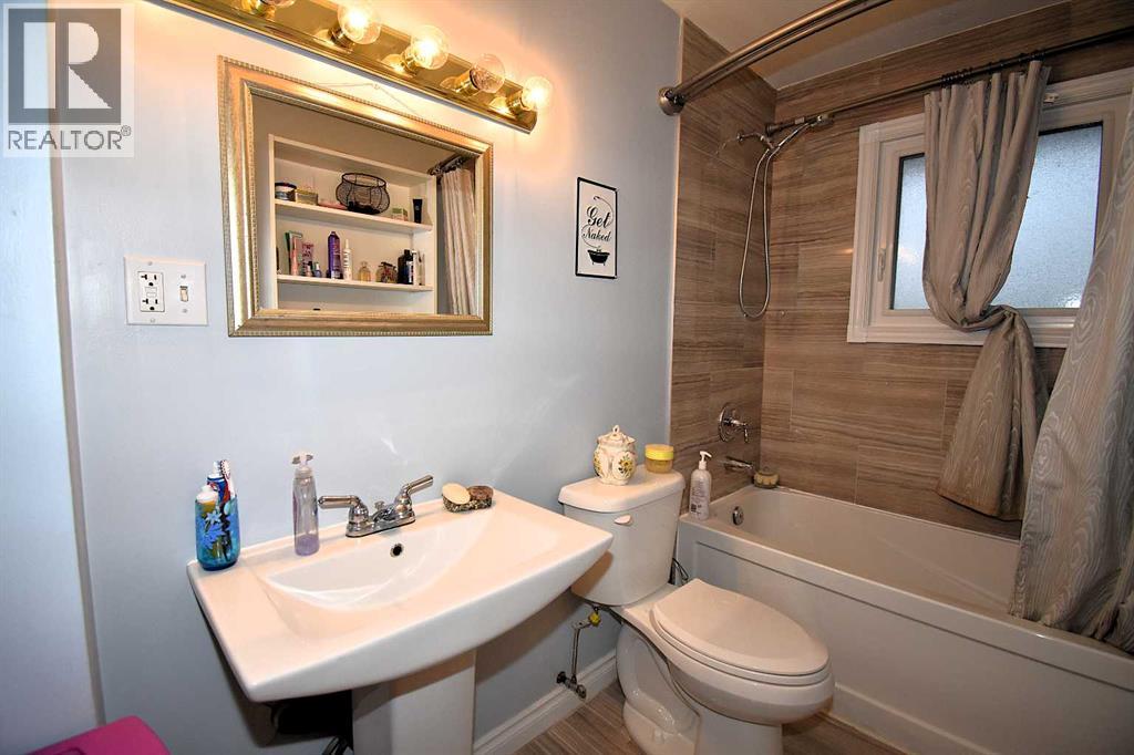 121 Chetamon Drive, Hinton, Alberta  T7V 1G1 - Photo 10 - A2269384