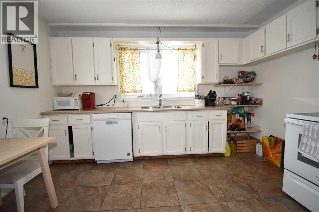 121 Chetamon Drive, Hinton, Alberta  T7V 1G1 - Photo 6 - A2269384