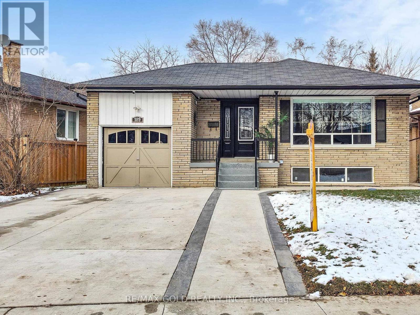 189 Kingsview Boulevard, Toronto, Ontario  M9R 1V7 - Photo 2 - W12828672