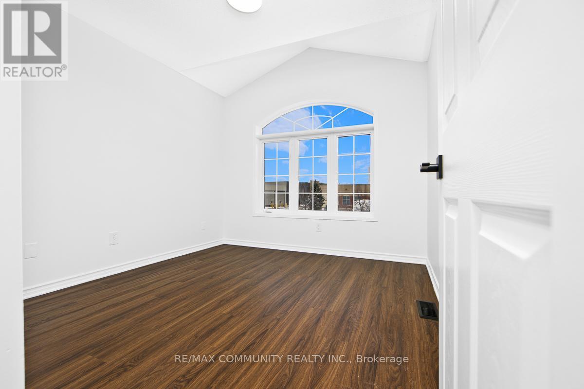 1049 Kennedy Circle, Milton, Ontario  L9T 5S5 - Photo 10 - W12829302