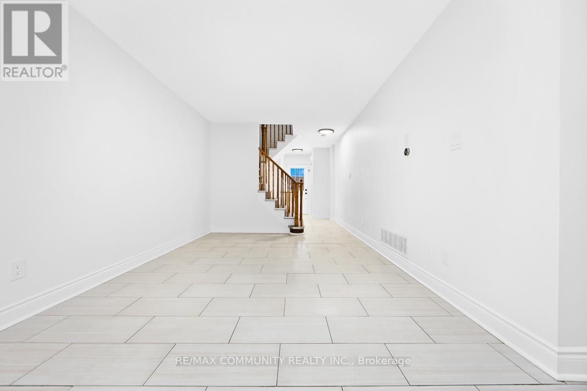 1049 Kennedy Circle, Milton, Ontario  L9T 5S5 - Photo 3 - W12829302