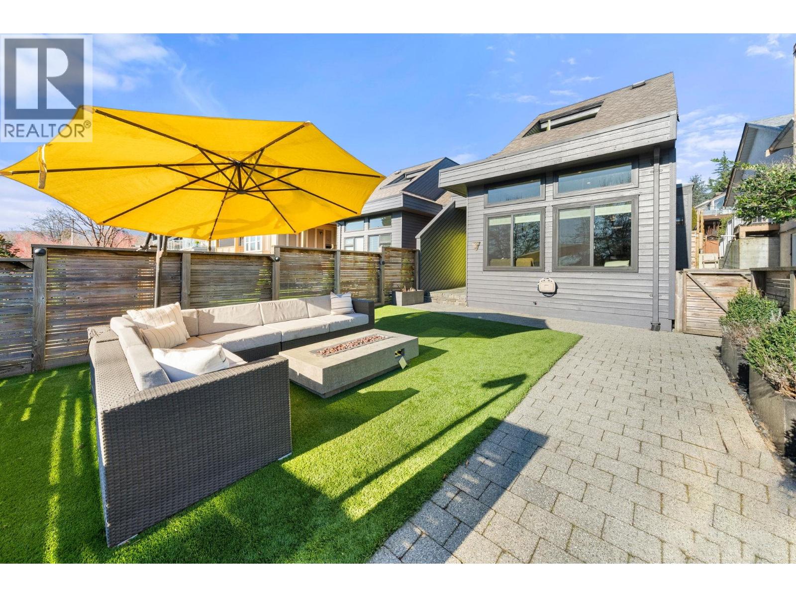 256 W 5TH STREET, North Vancouver, British Columbia