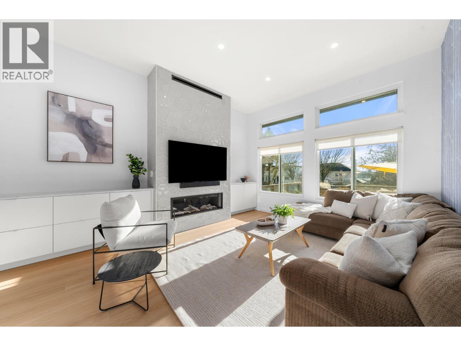 256 W 5th Street, North Vancouver, British Columbia  V7M 1K1 - Photo 4 - R3093674