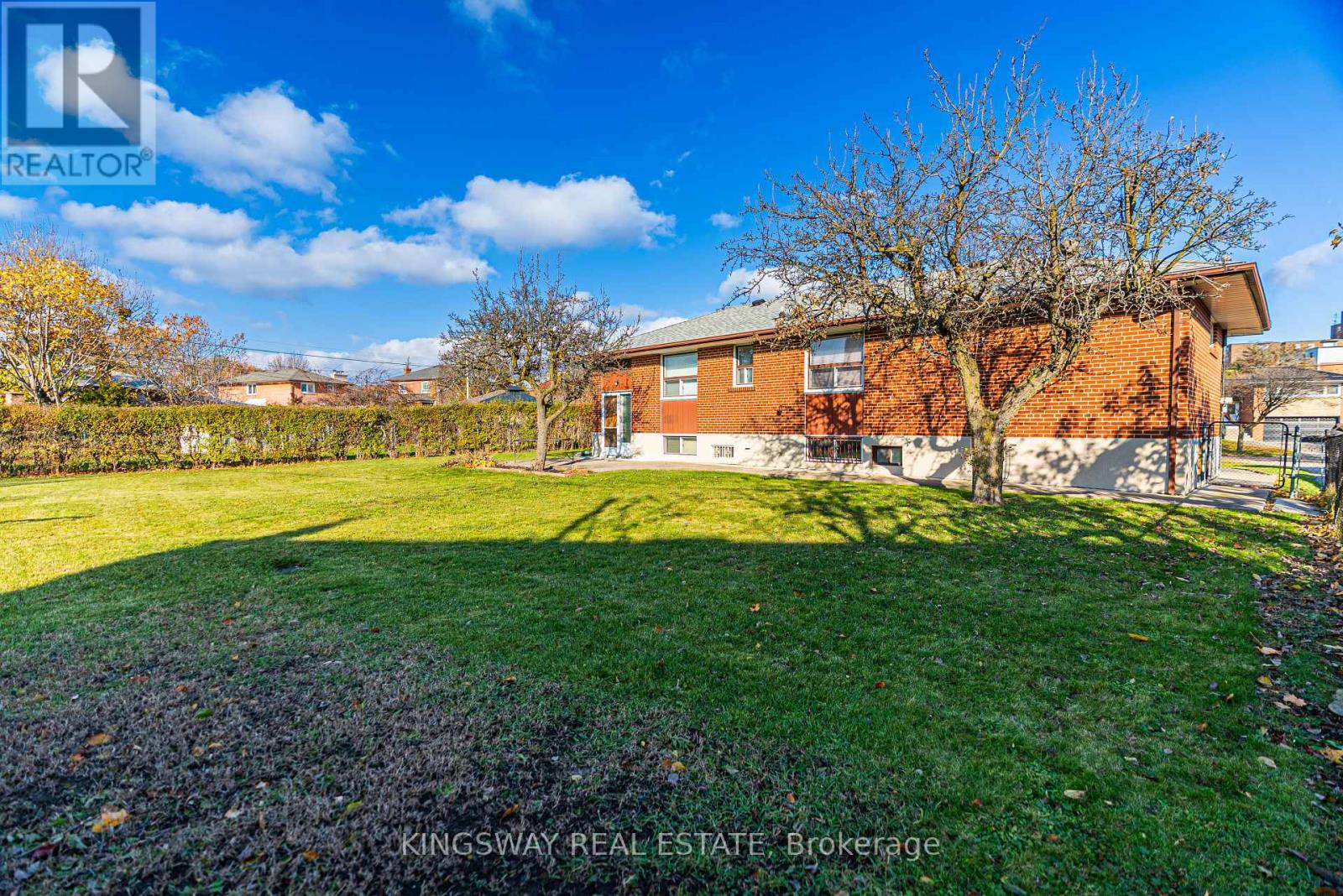 163 Floradale Drive, Mississauga, Ontario  L5B 1G2 - Photo 4 - W12750544