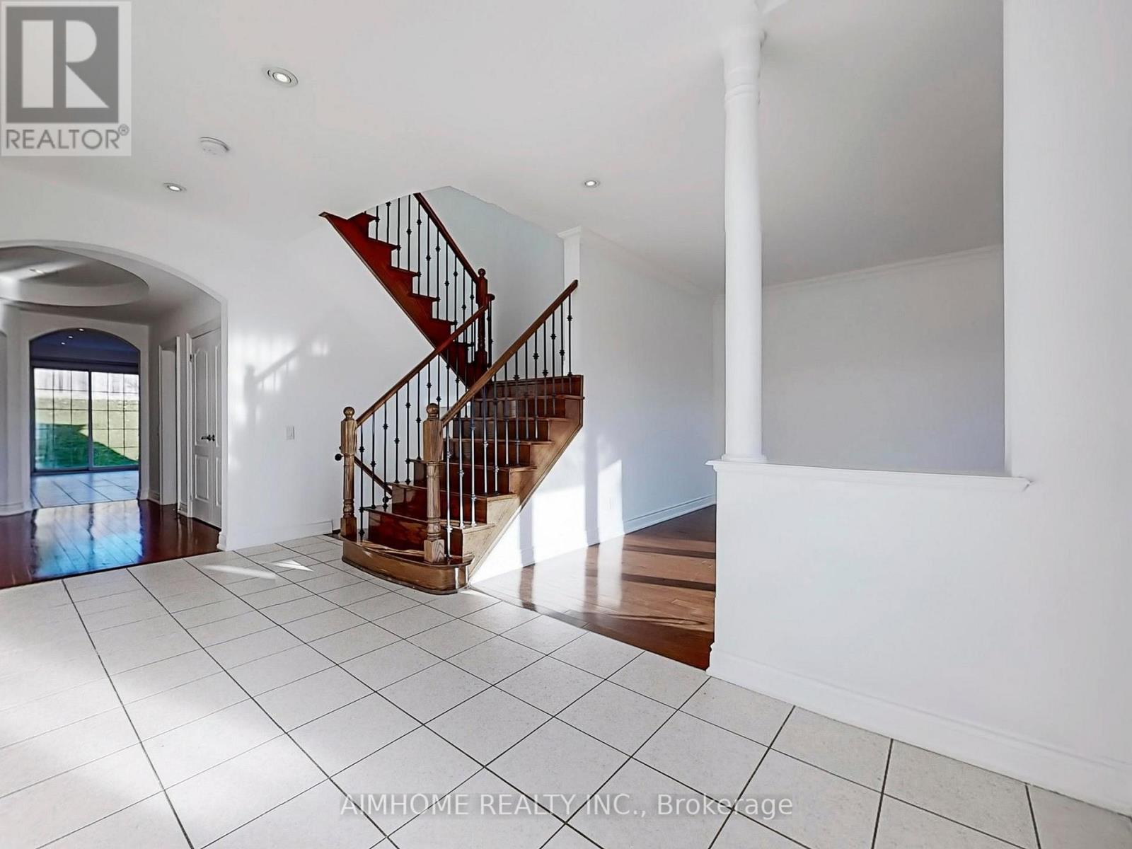 12 Sweet Valerie Court, Vaughan, Ontario  L6A 0C6 - Photo 4 - N12829346