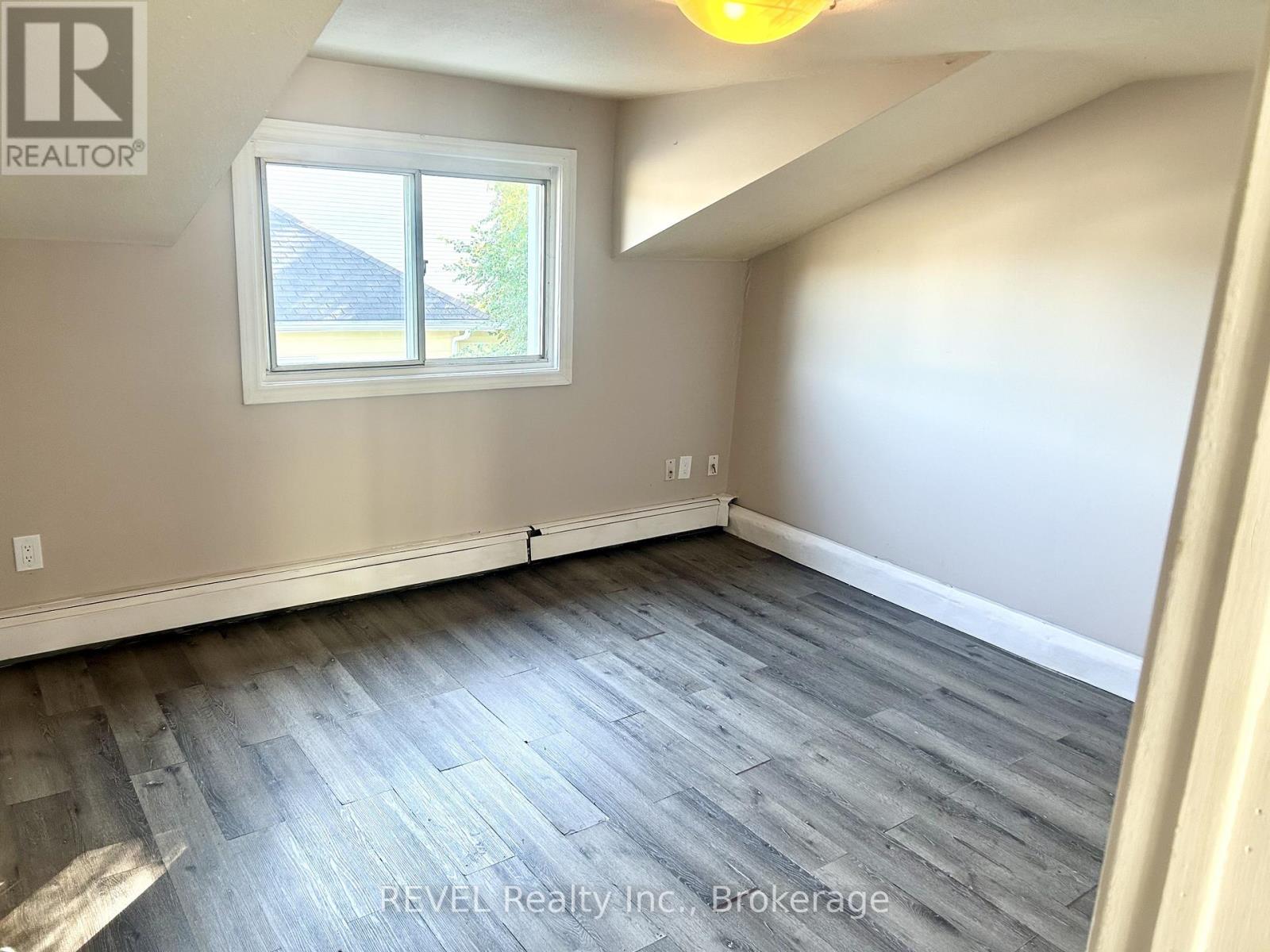 8 Pelham Road, St. Catharines, Ontario  L2S 1P9 - Photo 12 - X12829370