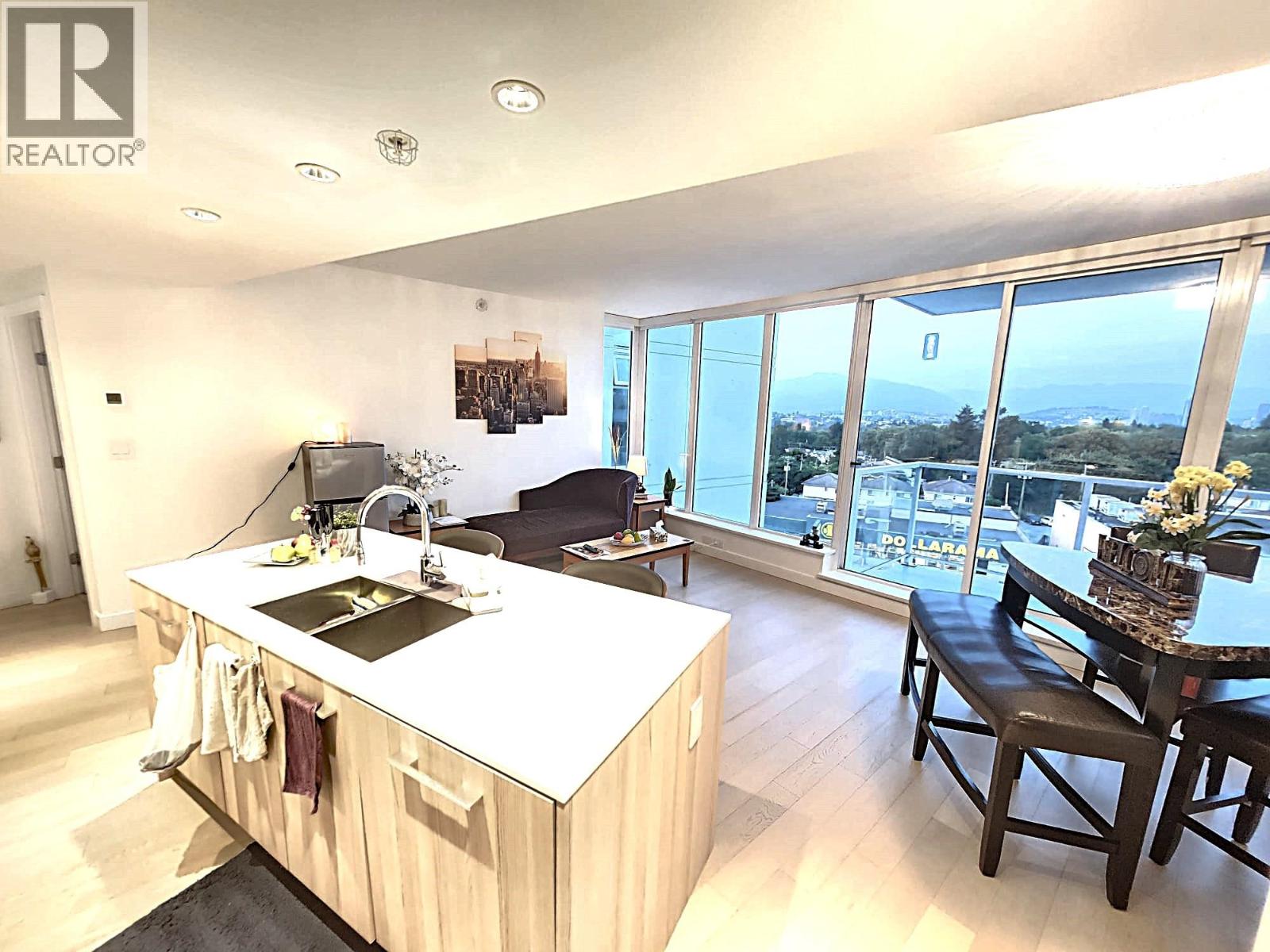 809 4638 GLADSTONE STREET, Vancouver, British Columbia