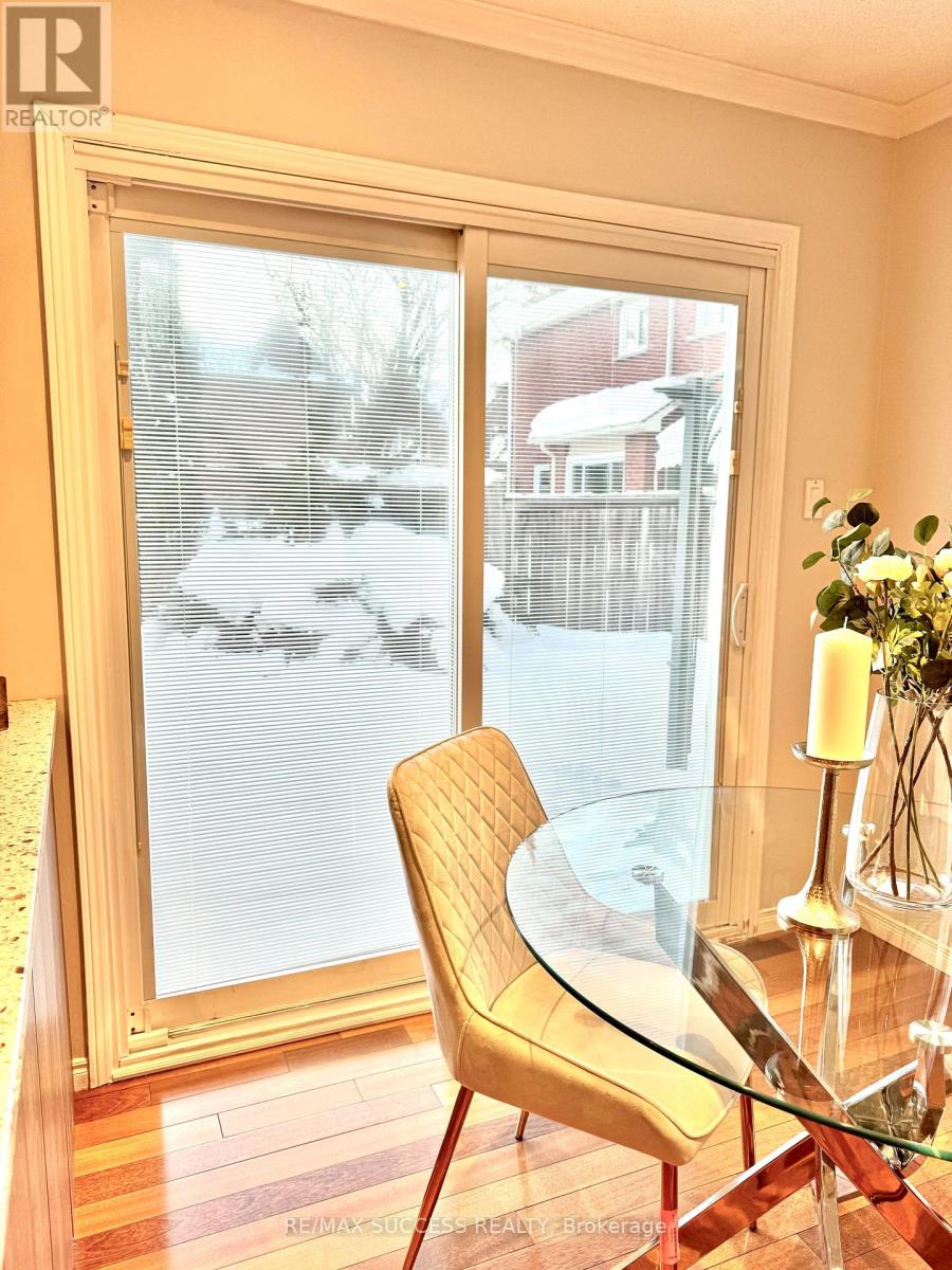 6643 Mockingbird Lane, Mississauga, Ontario  L5N 5K2 - Photo 9 - W12745578