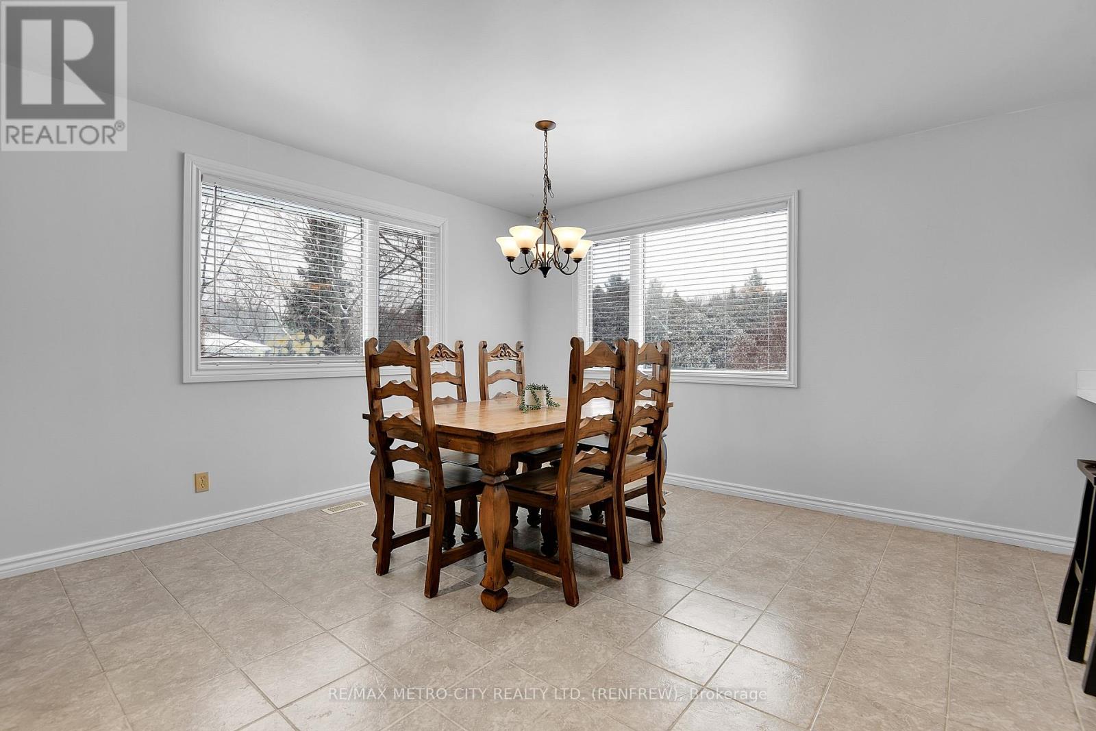 128 Burns Drive, Mcnab/braeside, Ontario  K0A 1G0 - Photo 10 - X12829420