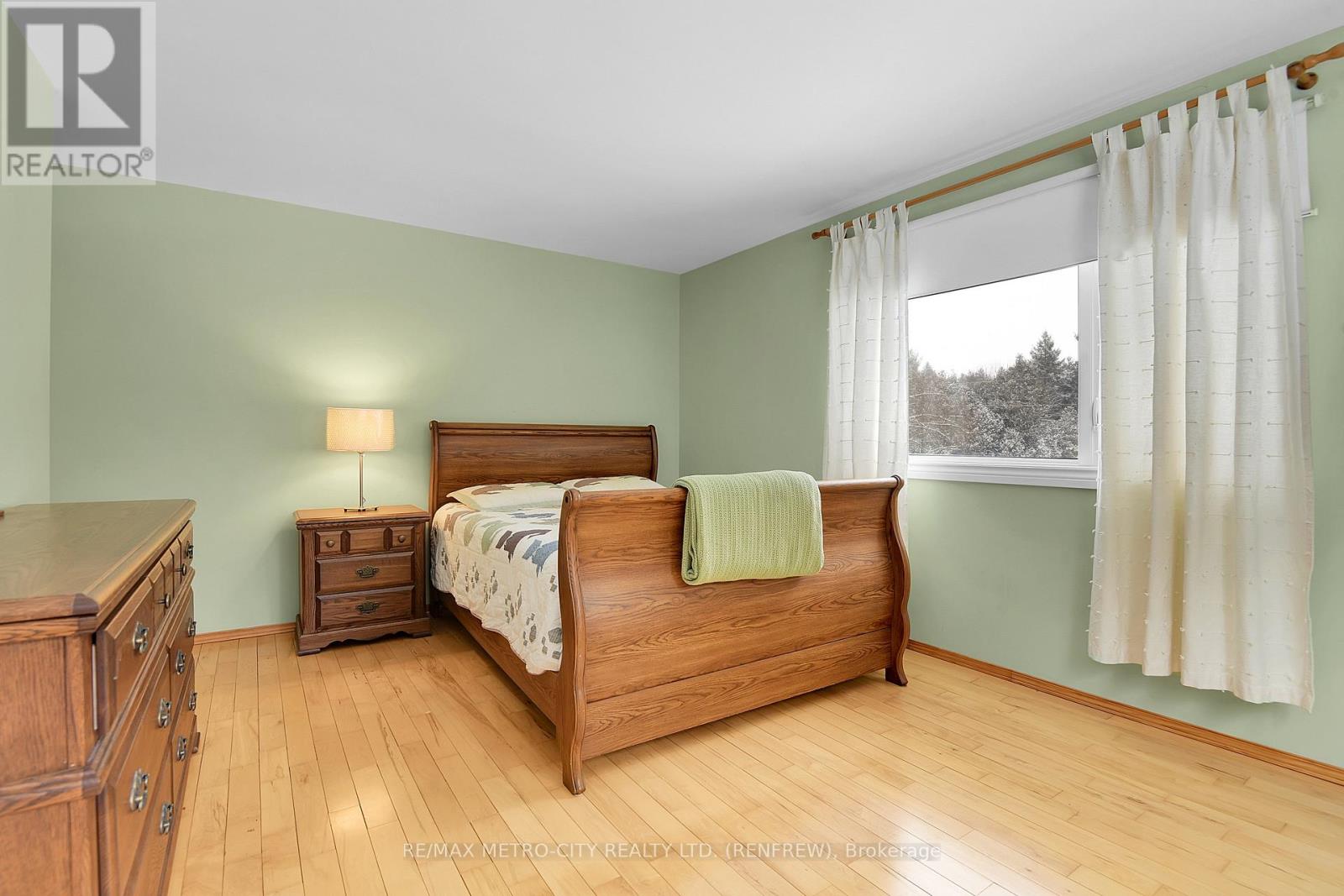 128 Burns Drive, Mcnab/braeside, Ontario  K0A 1G0 - Photo 22 - X12829420