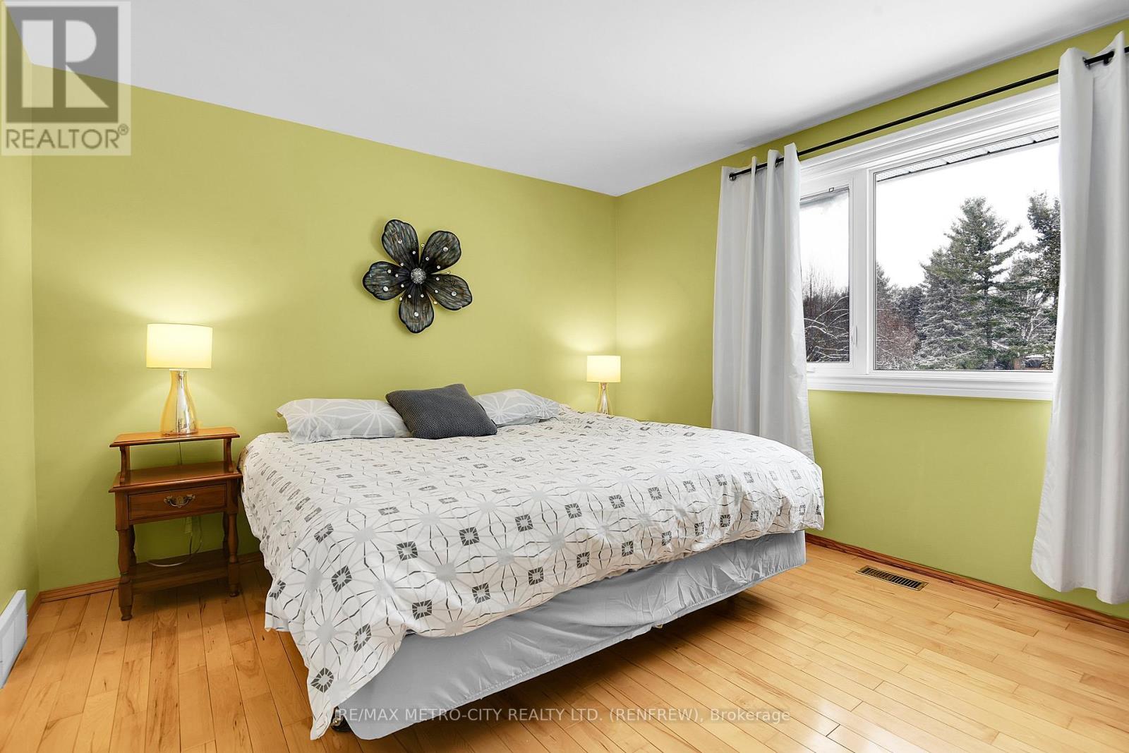 128 Burns Drive, Mcnab/braeside, Ontario  K0A 1G0 - Photo 23 - X12829420