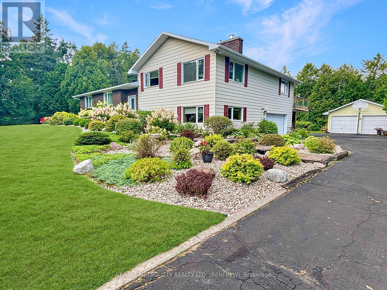 128 Burns Drive, Mcnab/braeside, Ontario  K0A 1G0 - Photo 4 - X12829420