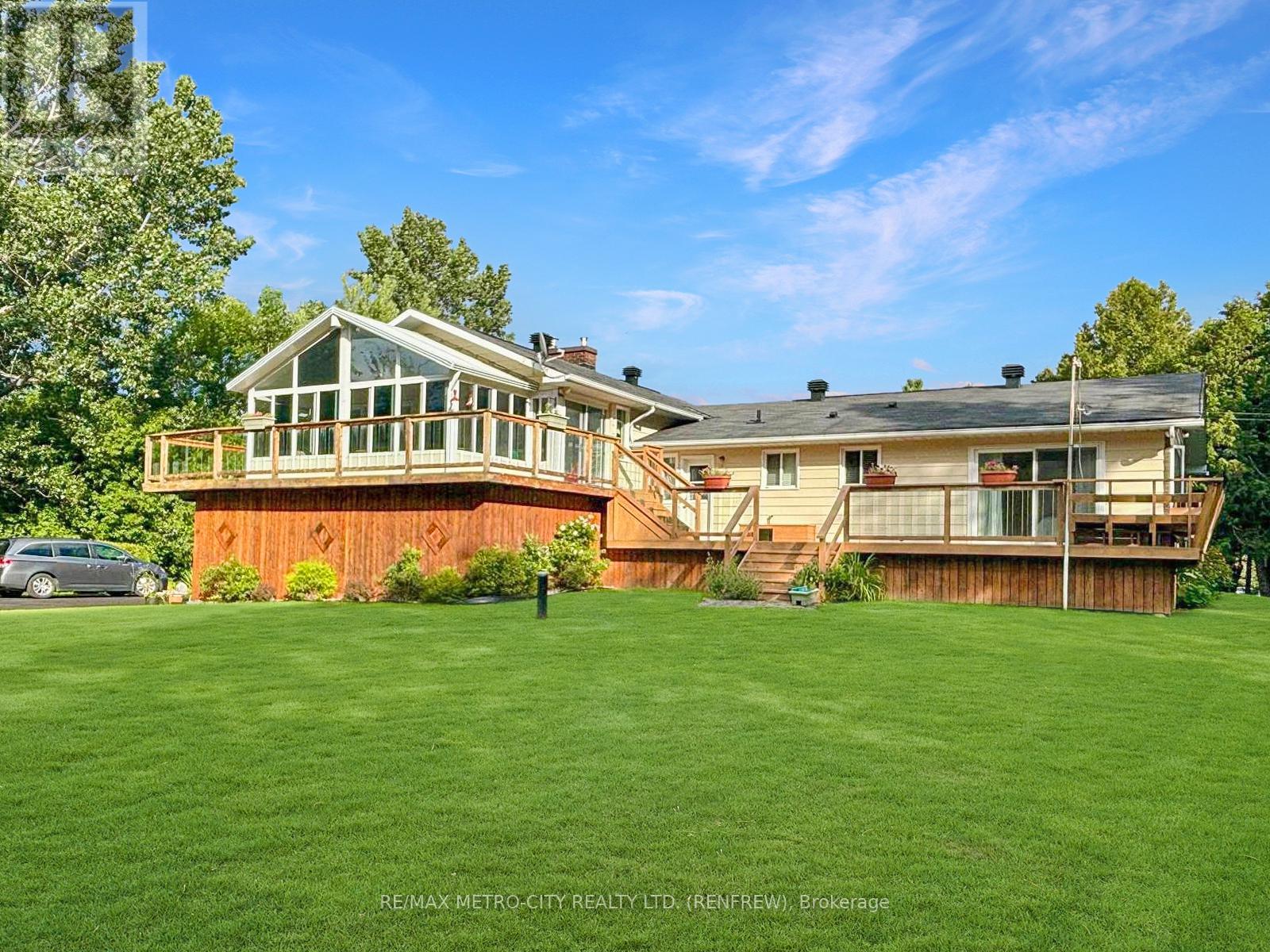 128 Burns Drive, Mcnab/braeside, Ontario  K0A 1G0 - Photo 42 - X12829420