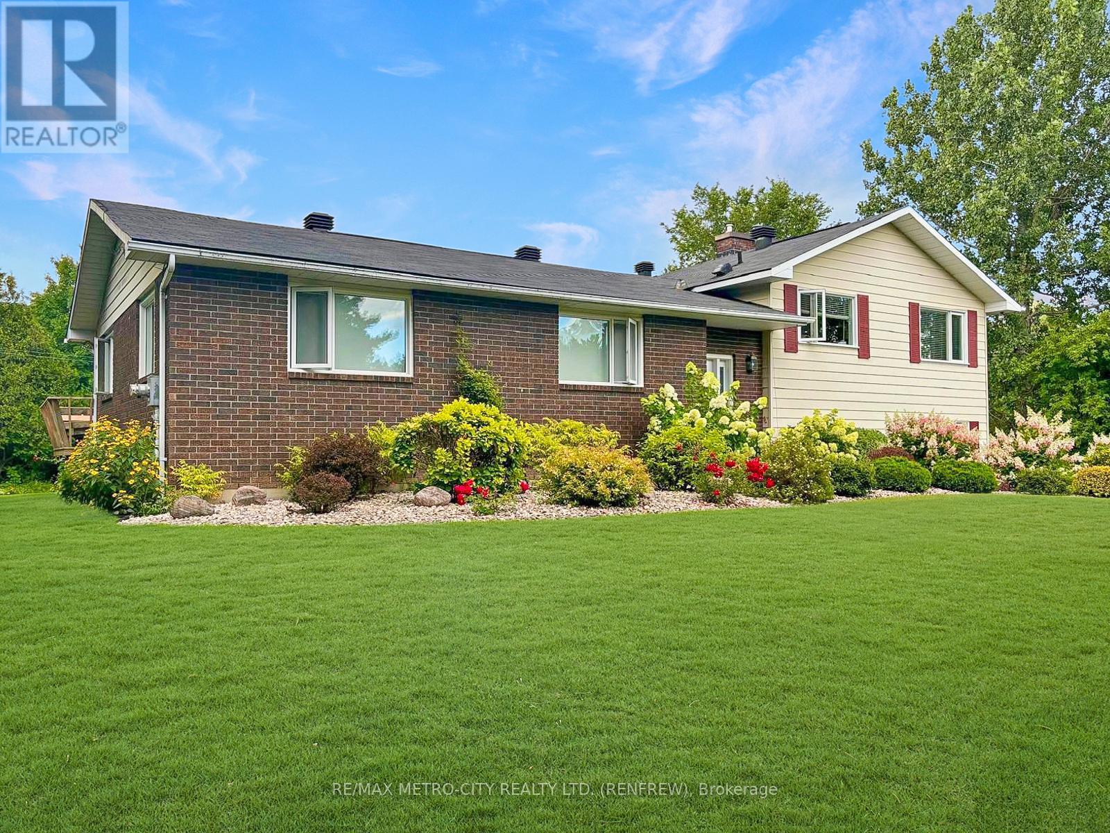 128 Burns Drive, Mcnab/braeside, Ontario  K0A 1G0 - Photo 46 - X12829420