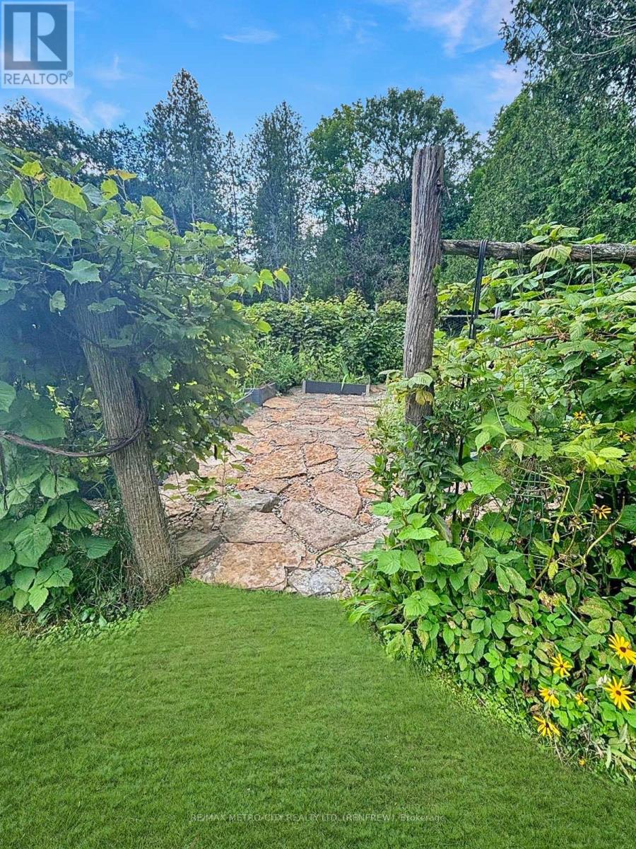 128 Burns Drive, Mcnab/braeside, Ontario  K0A 1G0 - Photo 47 - X12829420