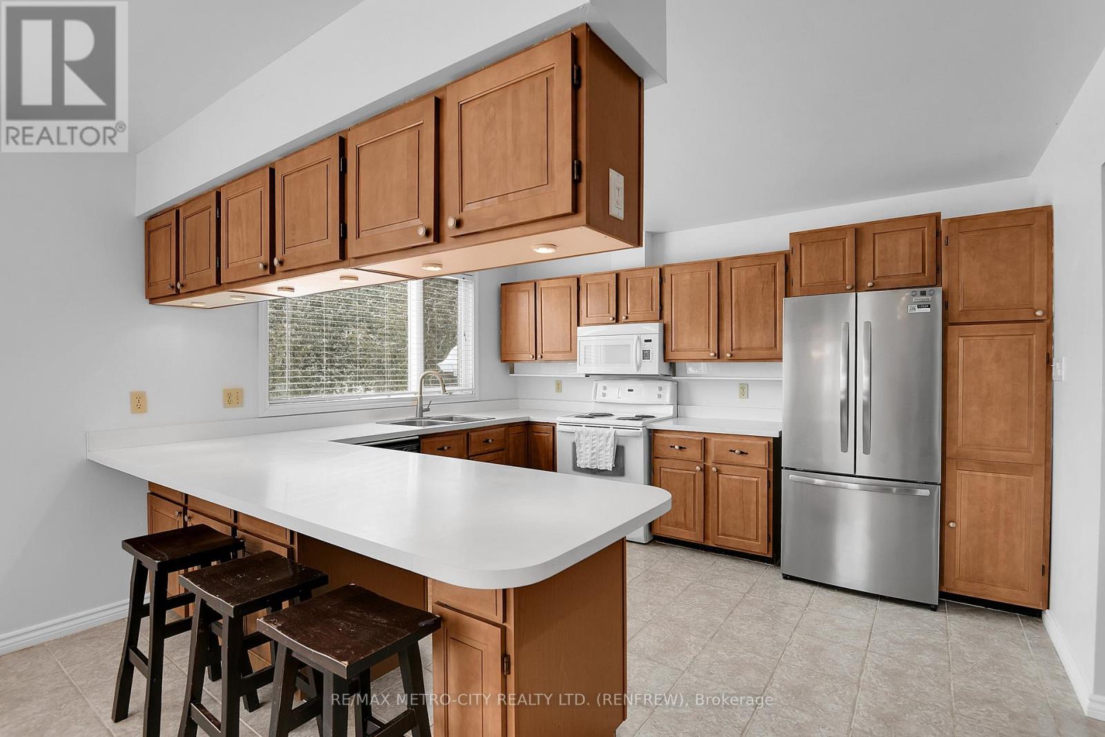 128 Burns Drive, Mcnab/braeside, Ontario  K0A 1G0 - Photo 7 - X12829420