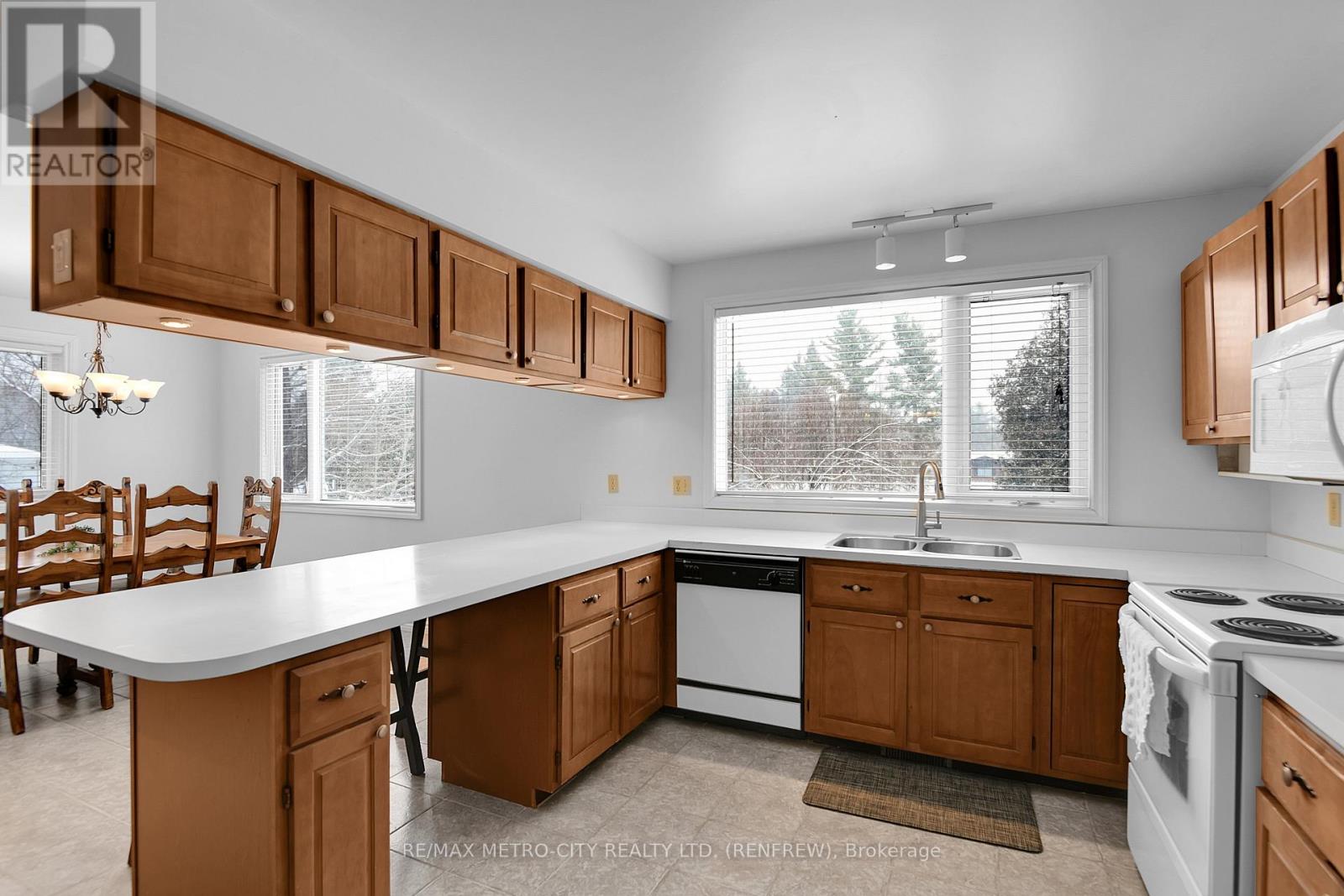 128 Burns Drive, Mcnab/braeside, Ontario  K0A 1G0 - Photo 8 - X12829420