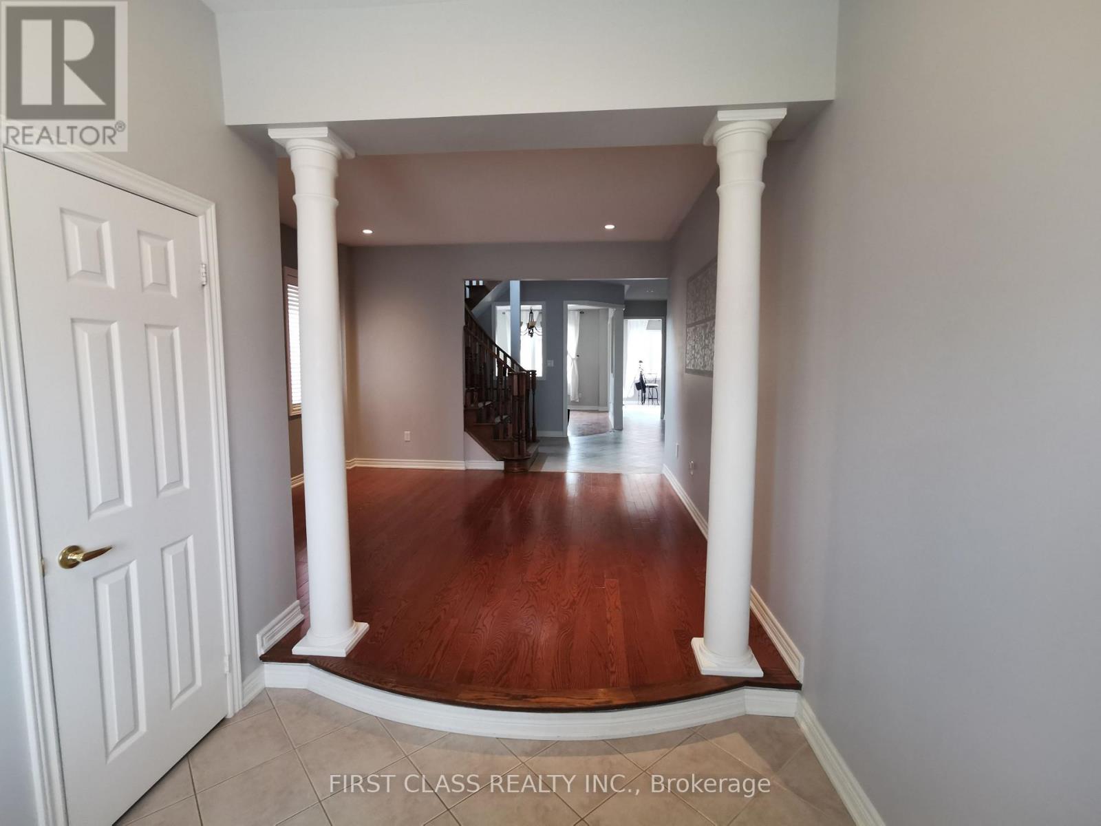 279 River Ridge Boulevard, Aurora, Ontario  L4G 0G4 - Photo 2 - N12829426