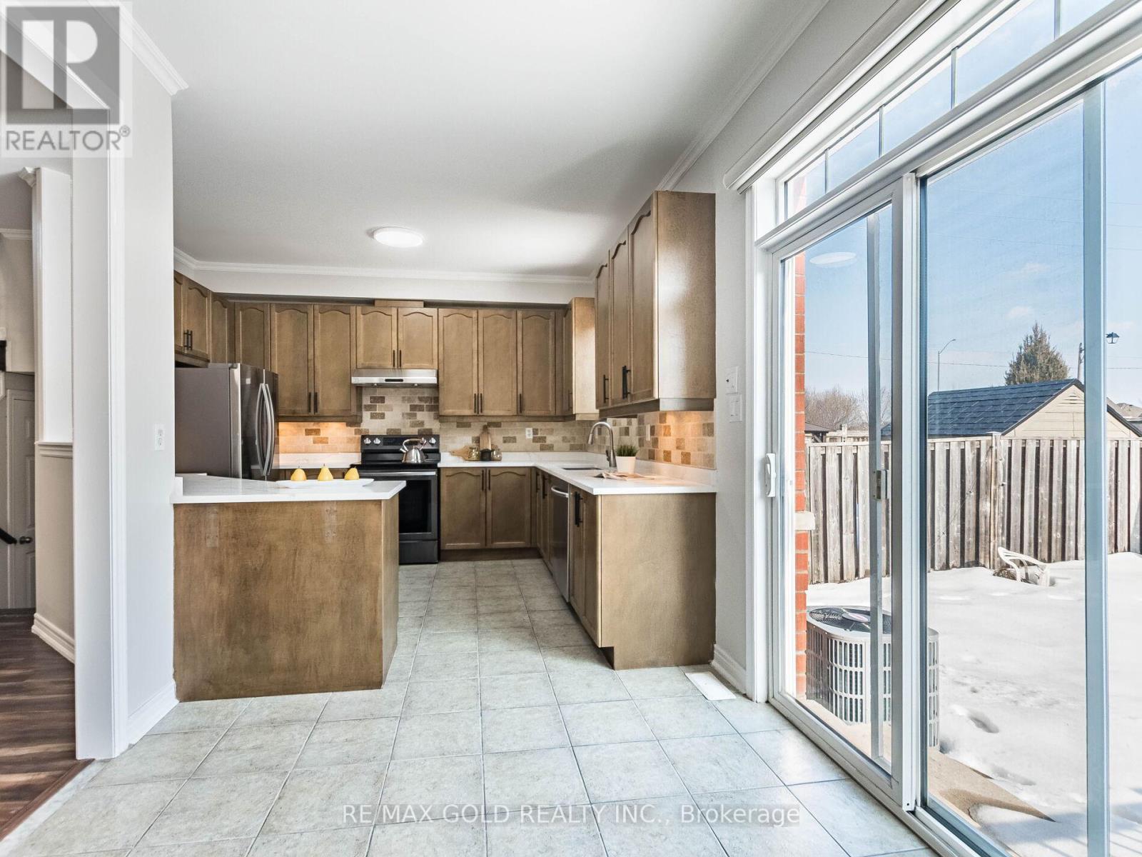 47 Connolly Crescent, Brampton, Ontario  L6R 0G9 - Photo 10 - W12829422