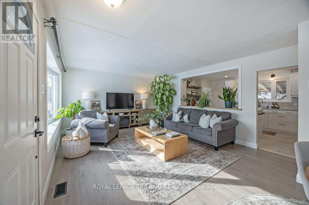 112 Burnside Drive, London East, Ontario  N5V 1B5 - Photo 3 - X12829462