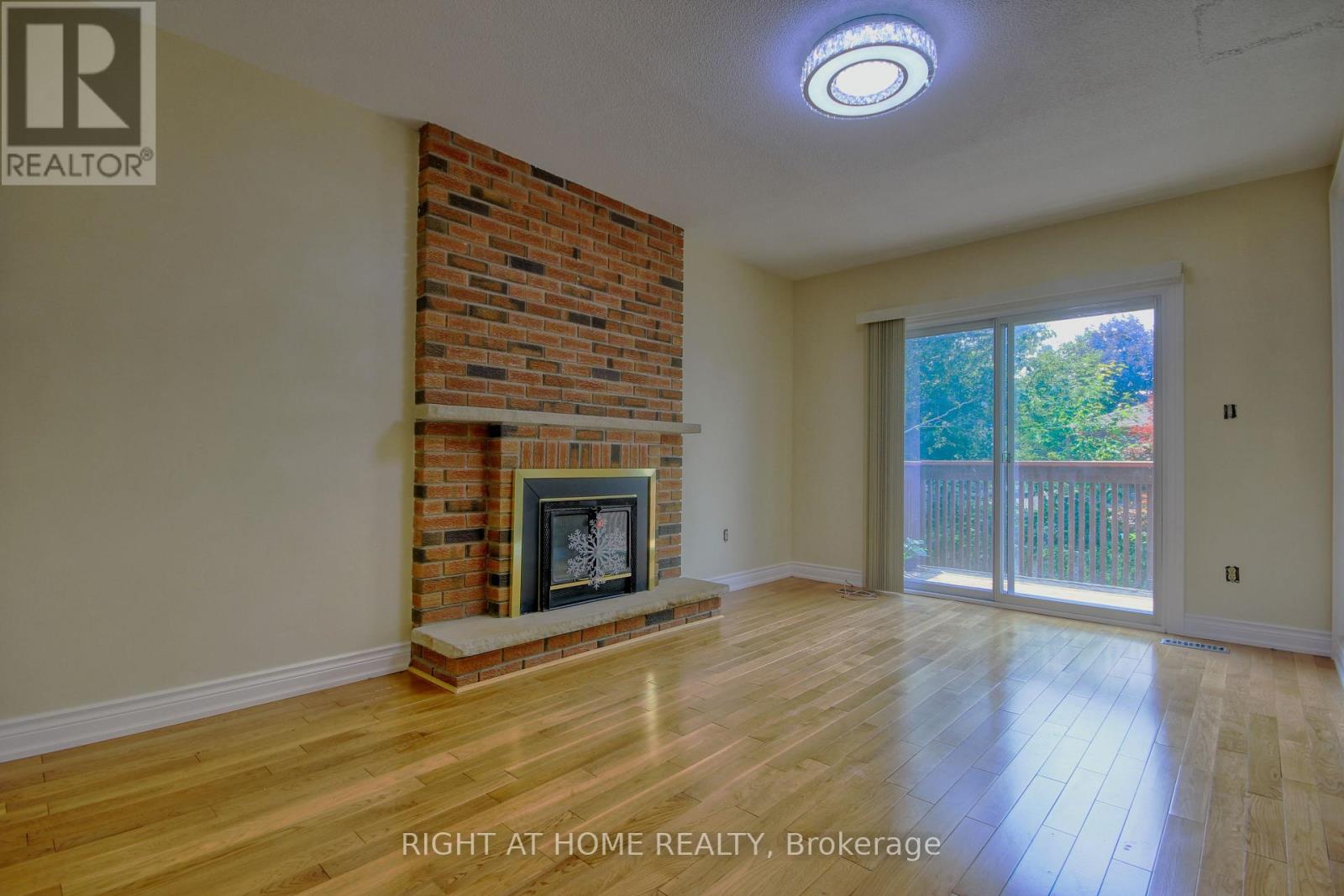 86 Howlett Avenue, Newmarket (Huron Heights-Leslie Valley), Ontario  L3Y 5S5 - Photo 10 - N12829470