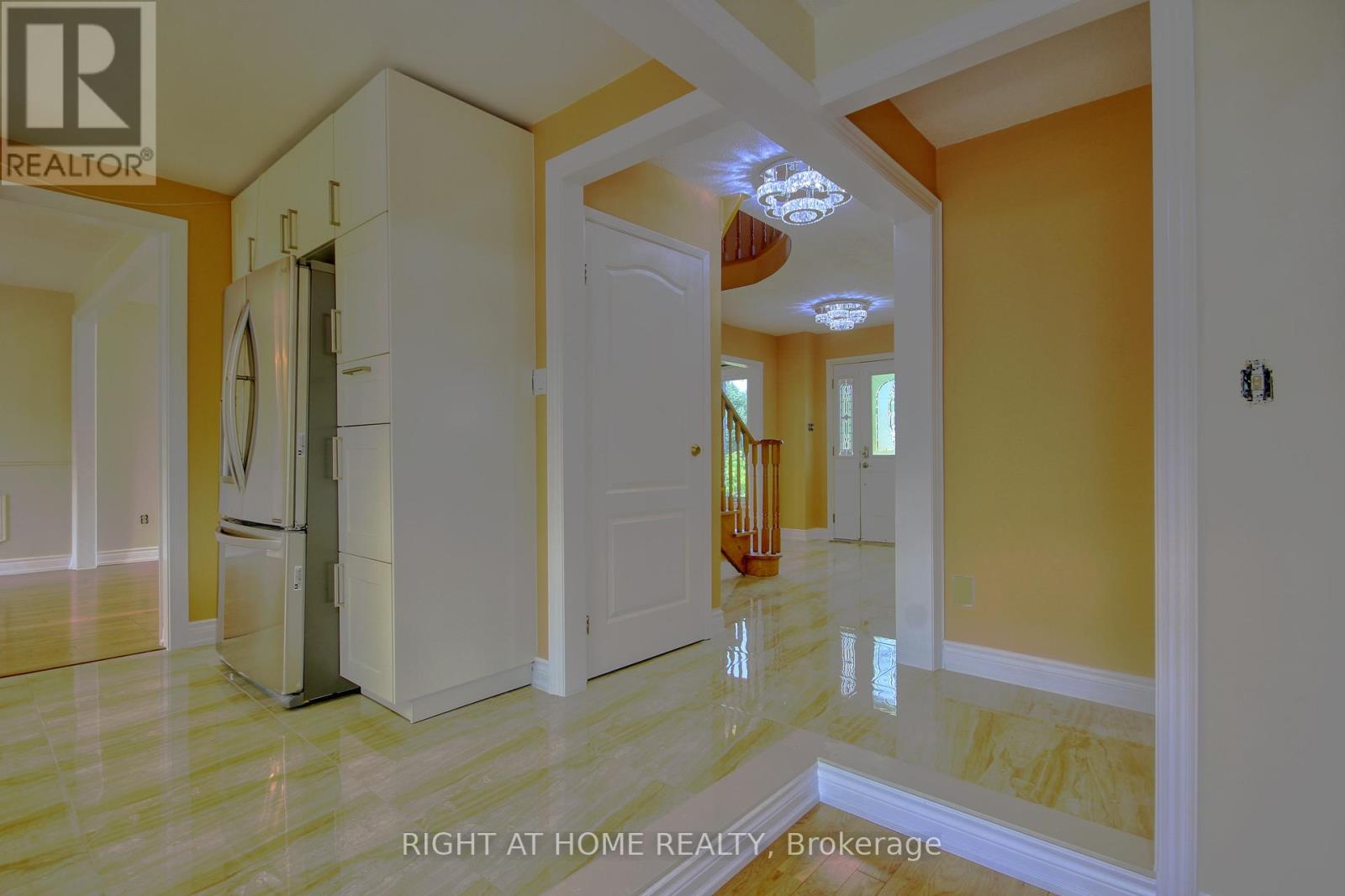 86 Howlett Avenue, Newmarket (Huron Heights-Leslie Valley), Ontario  L3Y 5S5 - Photo 11 - N12829470