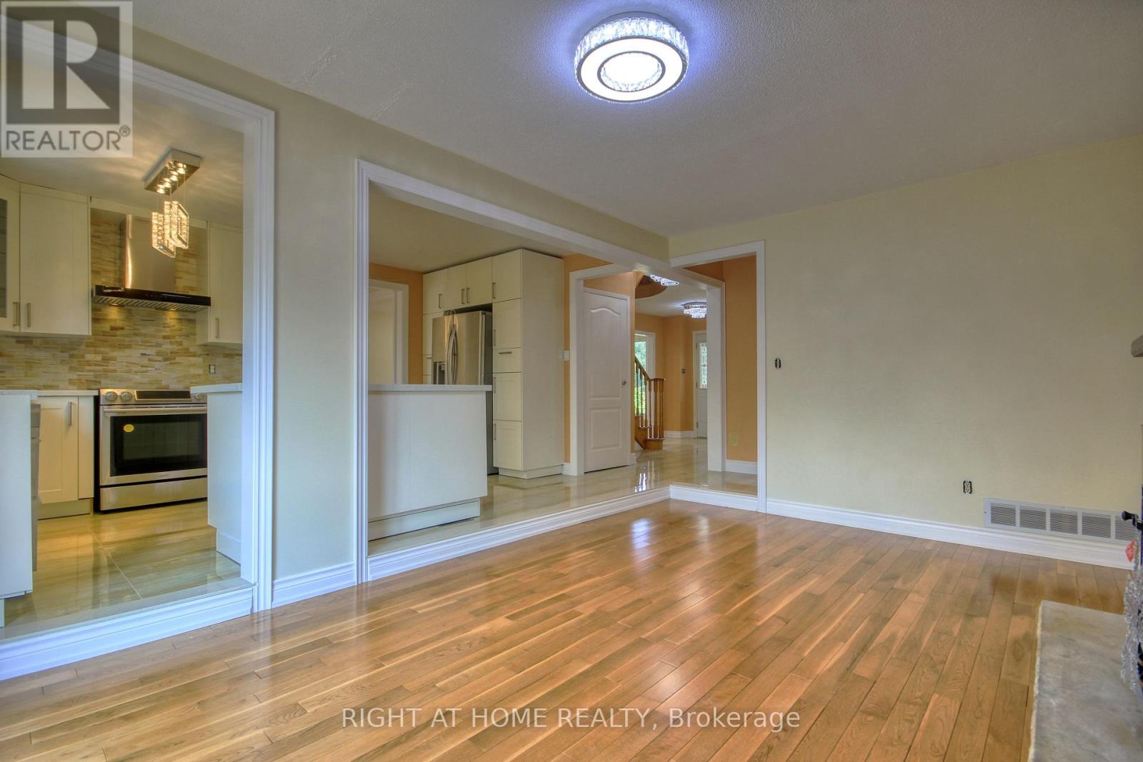 86 Howlett Avenue, Newmarket (Huron Heights-Leslie Valley), Ontario  L3Y 5S5 - Photo 12 - N12829470